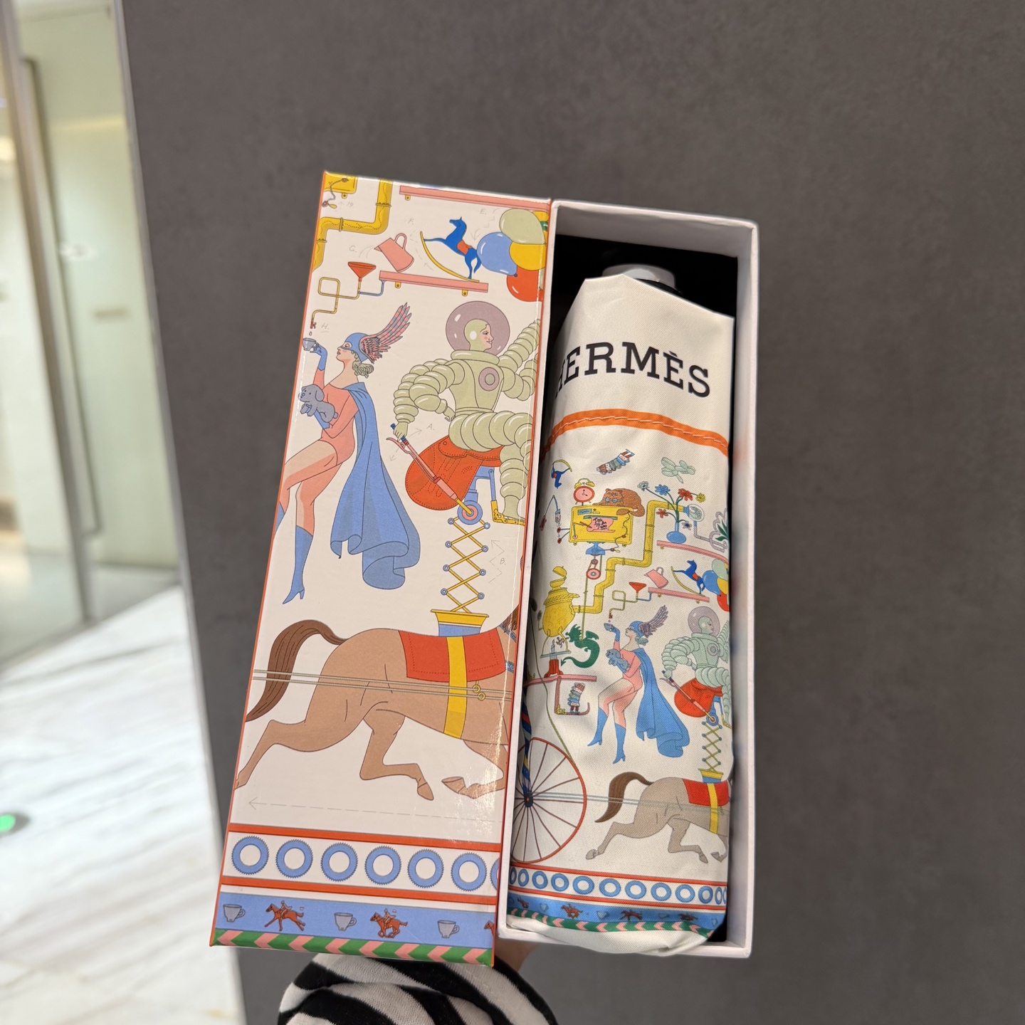 爱马仕HERMS 新款老花五折手开晴雨伞 内里黑色涂层防晒有效阻隔紫外线99%，UPF>50 所以能起到