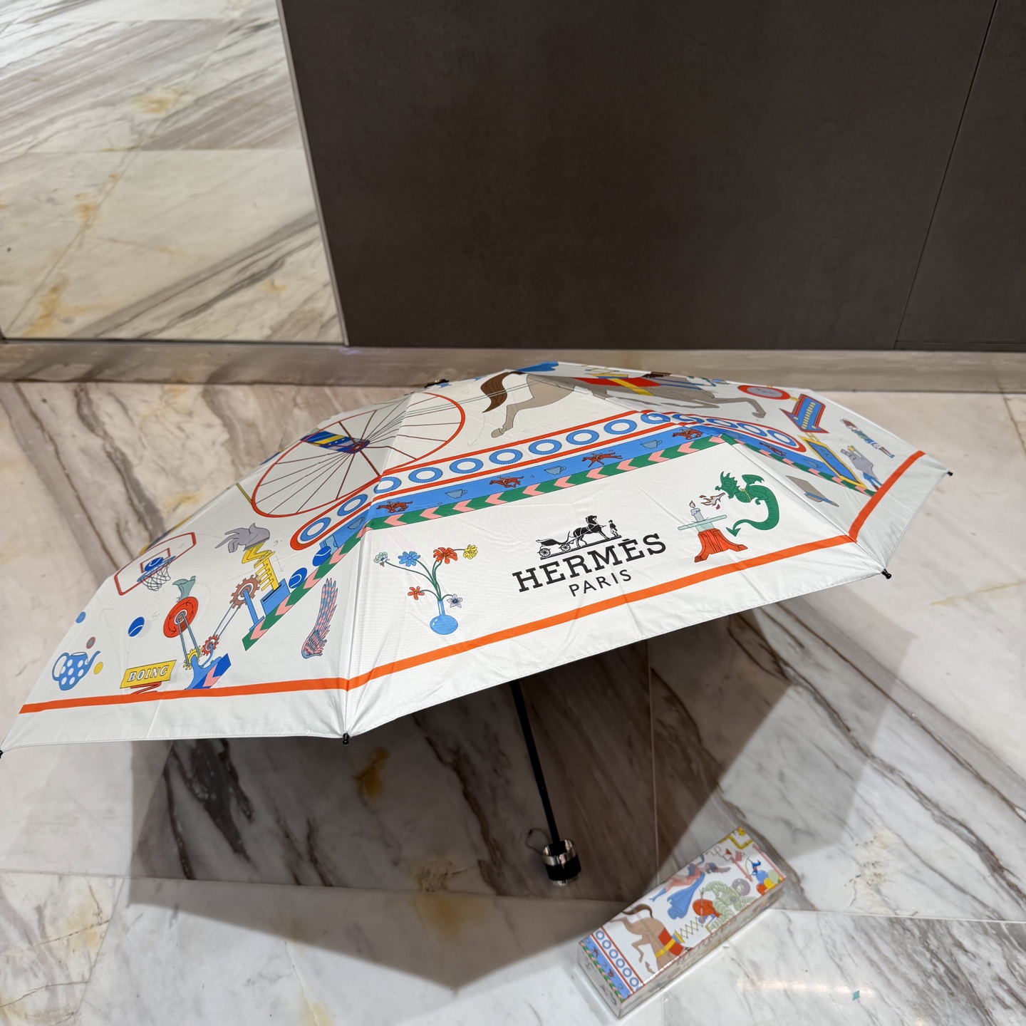 爱马仕HERMS 新款老花五折手开晴雨伞 内里黑色涂层防晒有效阻隔紫外线99%，UPF>50 所以能起到