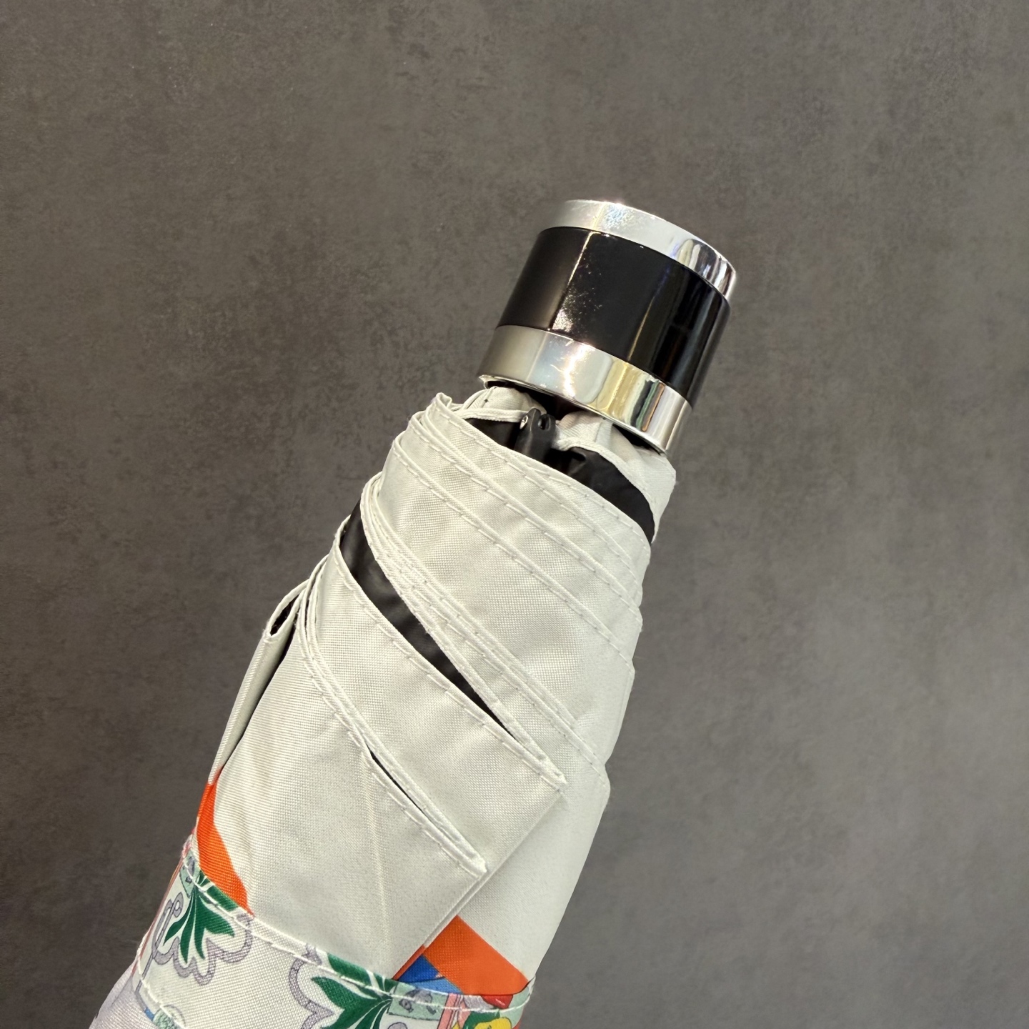 爱马仕HERMS 新款老花五折手开晴雨伞 内里黑色涂层防晒有效阻隔紫外线99%，UPF>50 所以能起到