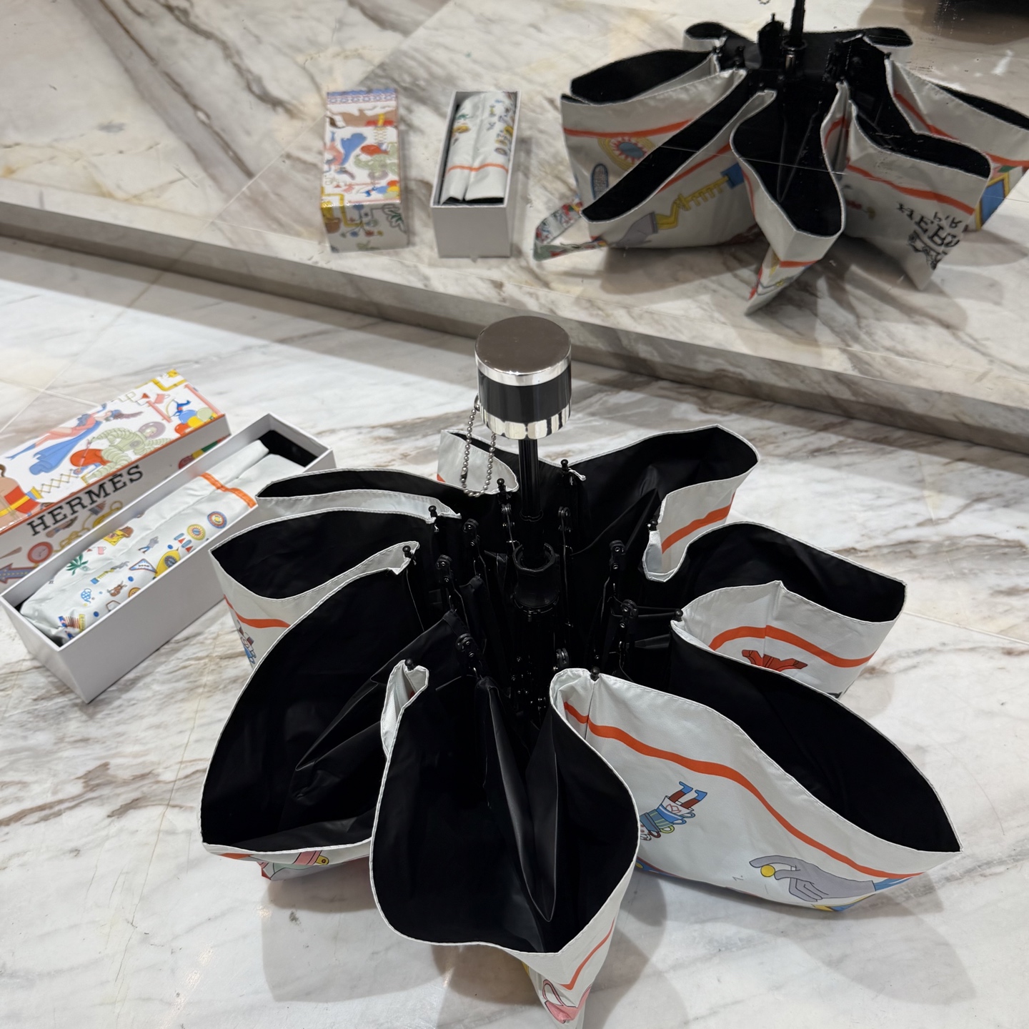 爱马仕HERMS 新款老花五折手开晴雨伞 内里黑色涂层防晒有效阻隔紫外线99%，UPF>50 所以能起到