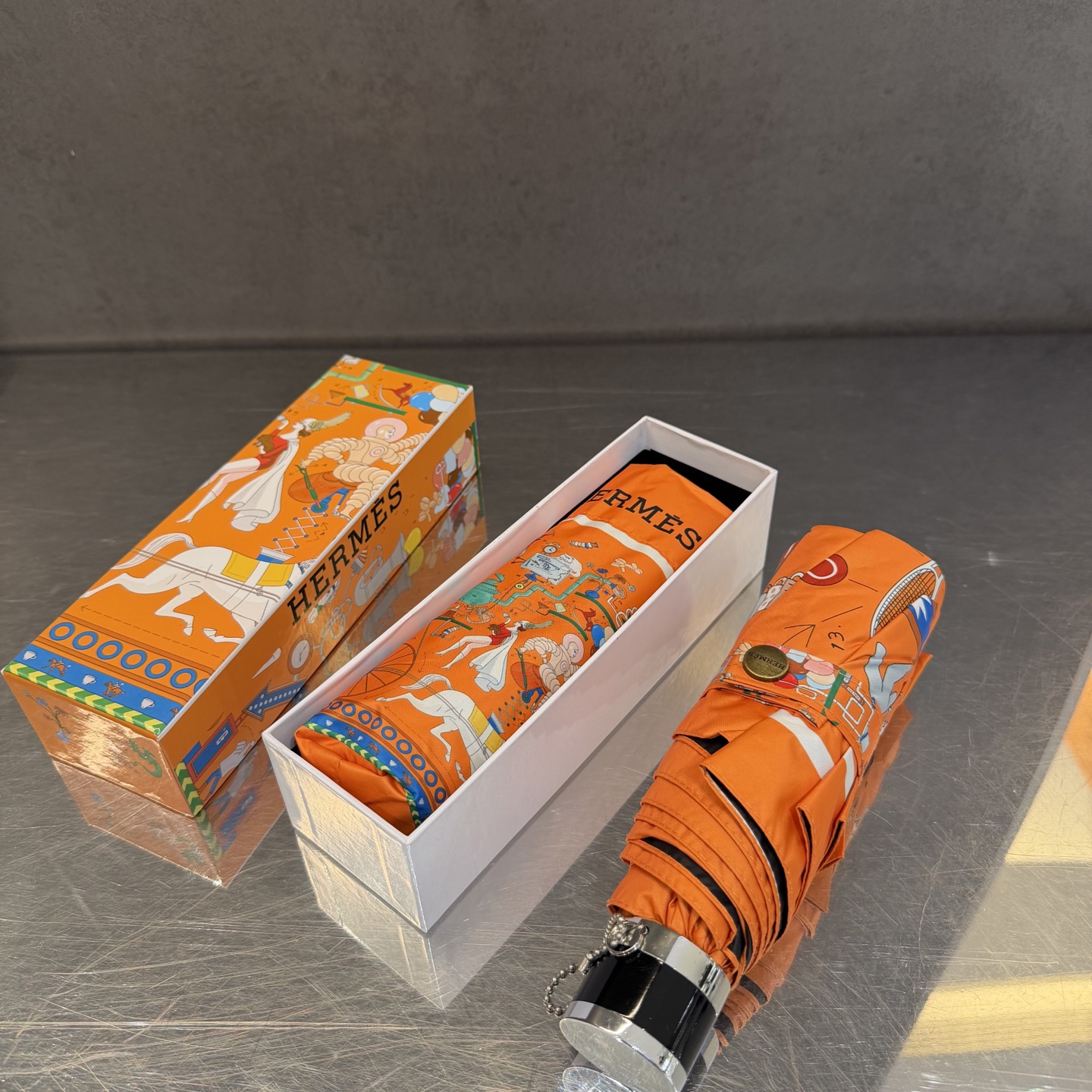 爱马仕HERMS 新款老花五折手开晴雨伞 内里黑色涂层防晒有效阻隔紫外线99%，UPF>50 所以能起到