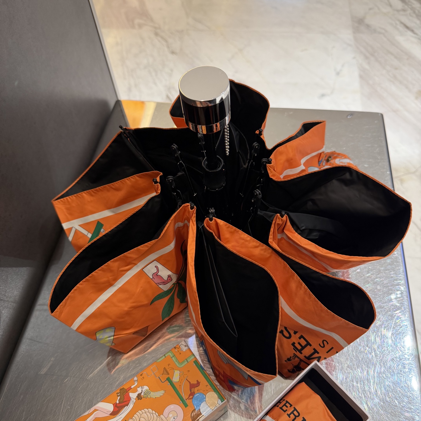 爱马仕HERMS 新款老花五折手开晴雨伞 内里黑色涂层防晒有效阻隔紫外线99%，UPF>50 所以能起到