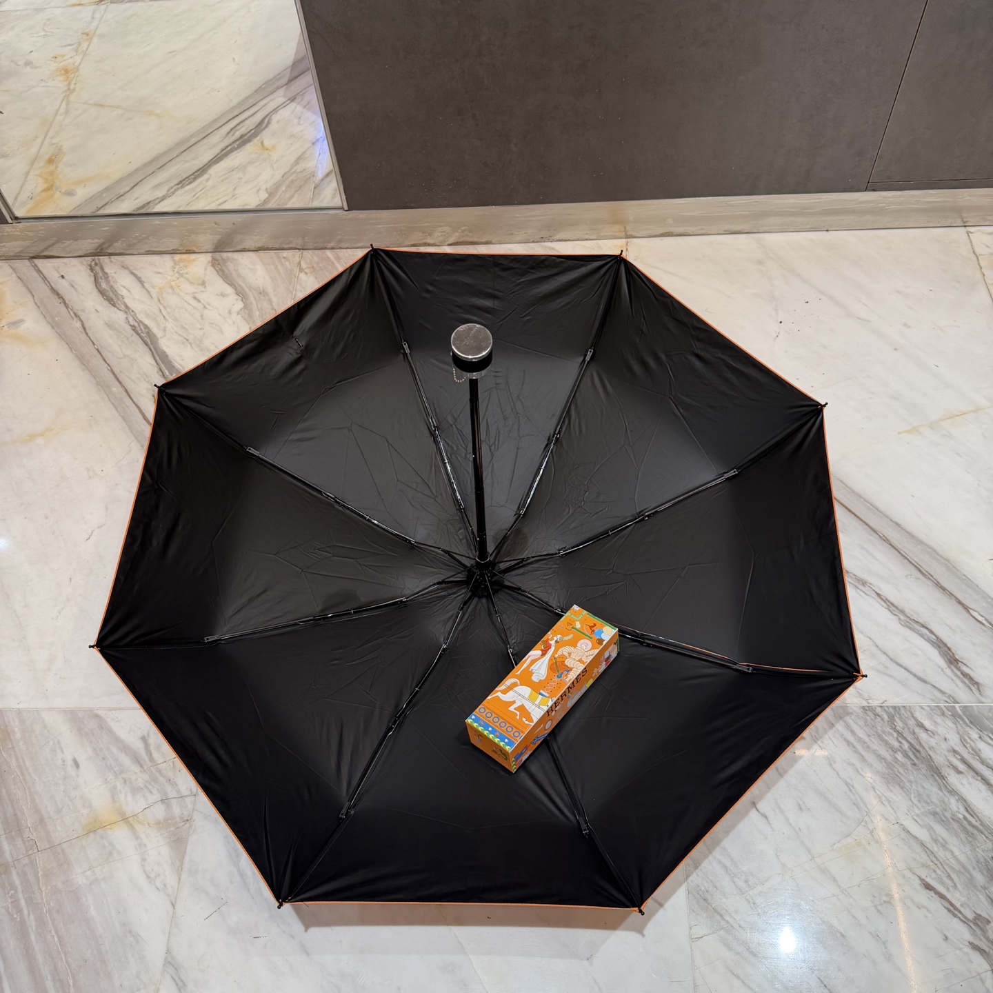 爱马仕HERMS 新款老花五折手开晴雨伞 内里黑色涂层防晒有效阻隔紫外线99%，UPF>50 所以能起到