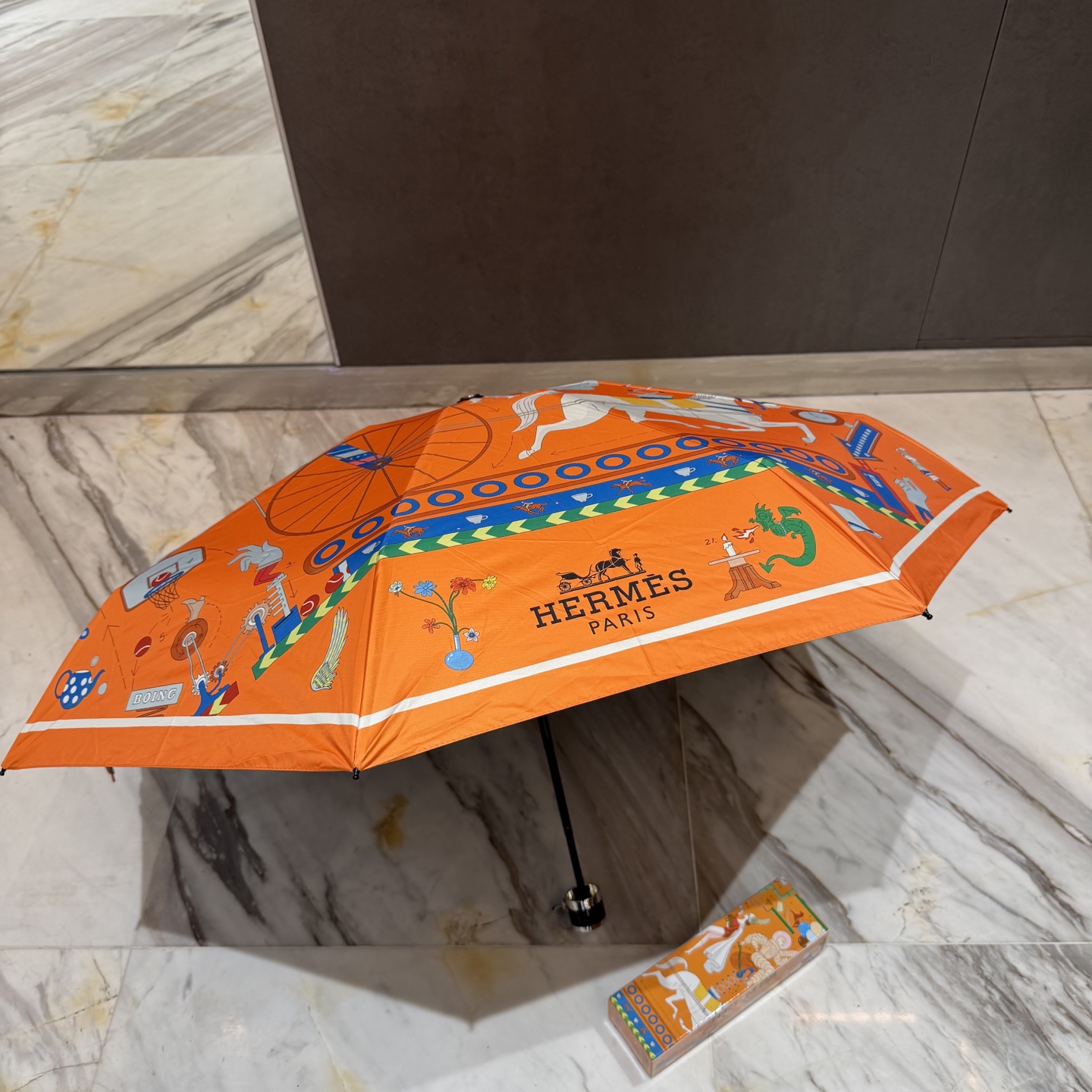 爱马仕HERMS 新款老花五折手开晴雨伞 内里黑色涂层防晒有效阻隔紫外线99%，UPF>50 所以能起到