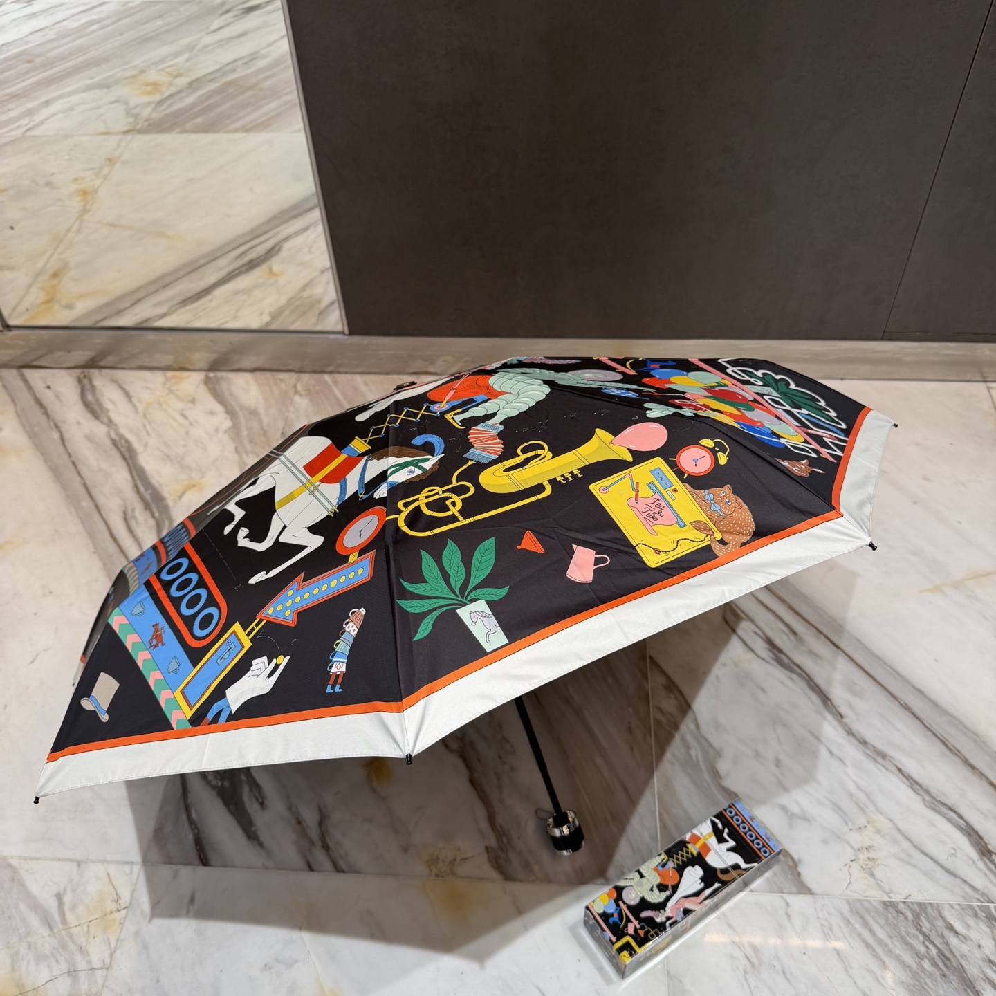 爱马仕HERMS 新款老花五折手开晴雨伞 内里黑色涂层防晒有效阻隔紫外线99%，UPF>50 所以能起到