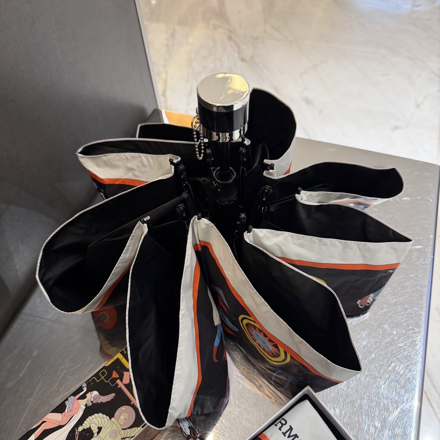 爱马仕HERMS 新款老花五折手开晴雨伞 内里黑色涂层防晒有效阻隔紫外线99%，UPF>50 所以能起到