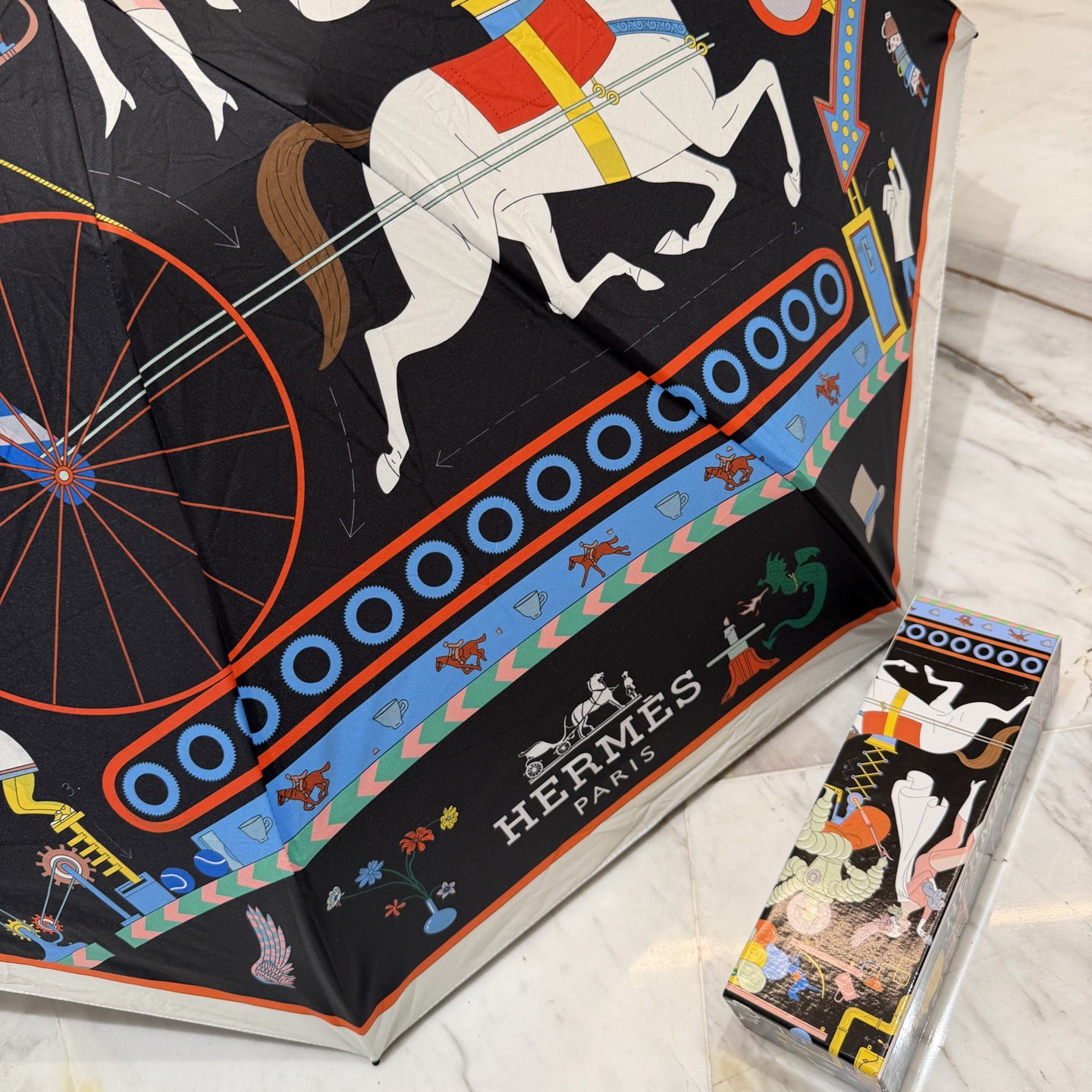 爱马仕HERMS 新款老花五折手开晴雨伞 内里黑色涂层防晒有效阻隔紫外线99%，UPF>50 所以能起到