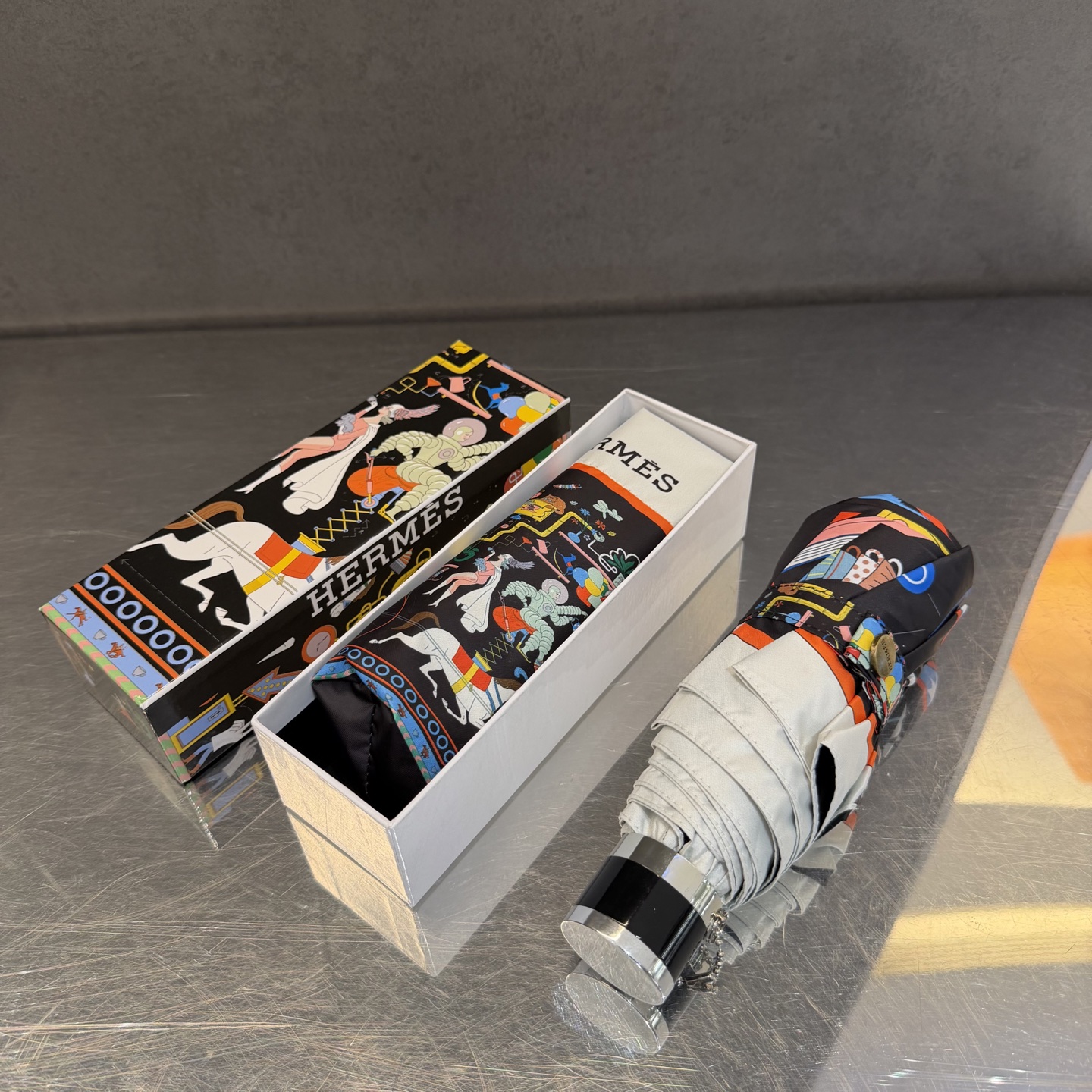 爱马仕HERMS 新款老花五折手开晴雨伞 内里黑色涂层防晒有效阻隔紫外线99%，UPF>50 所以能起到