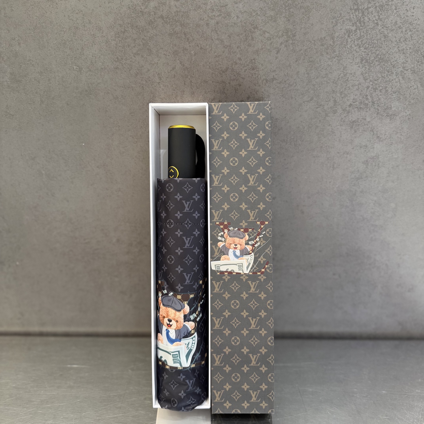 LV 路易威登三折防晒睛雨伞。。 夏季新款 全自动折叠晴雨伞 内里黑色涂层防晒有效阻隔紫外线99%，UP