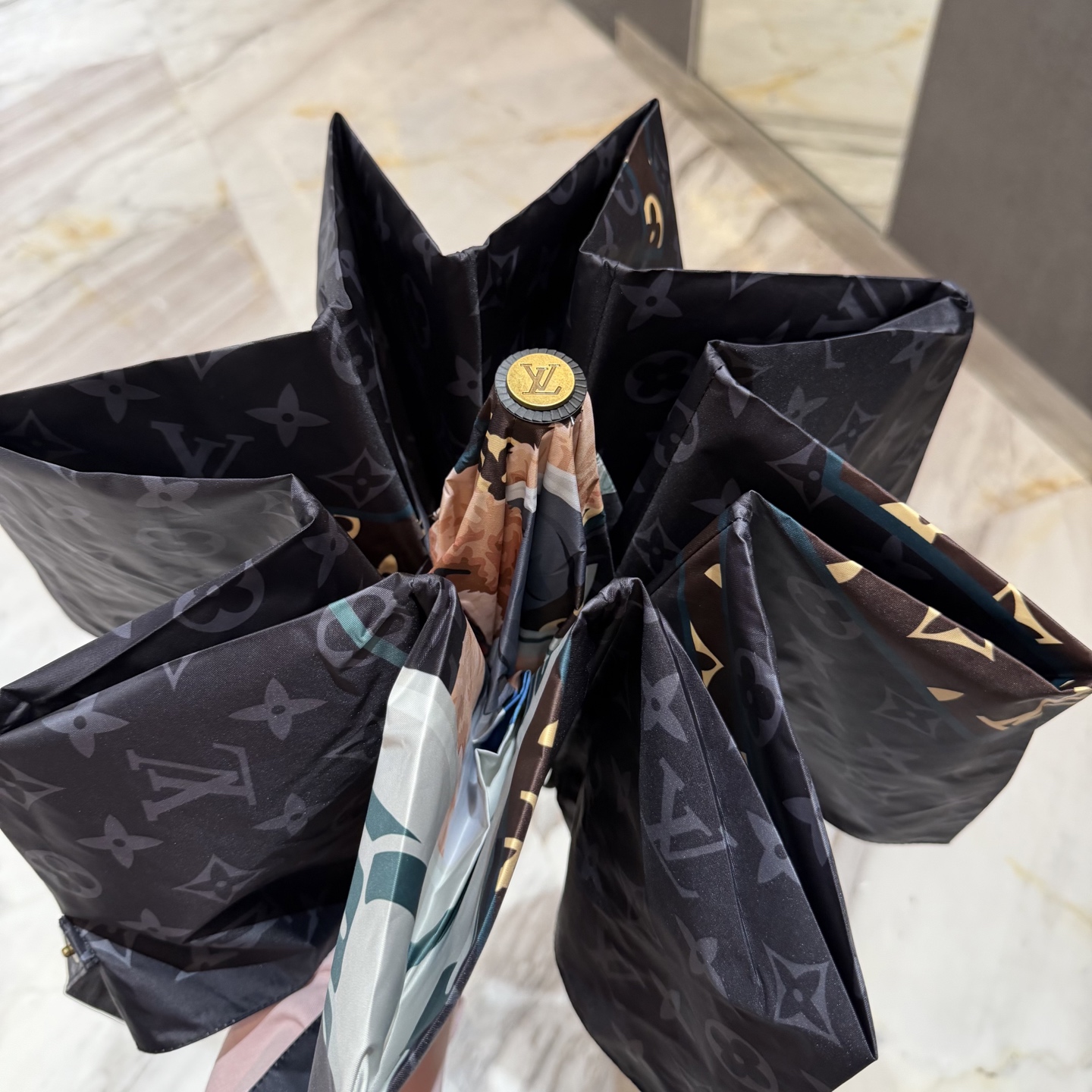 LV 路易威登三折防晒睛雨伞。。 夏季新款 全自动折叠晴雨伞 内里黑色涂层防晒有效阻隔紫外线99%，UP