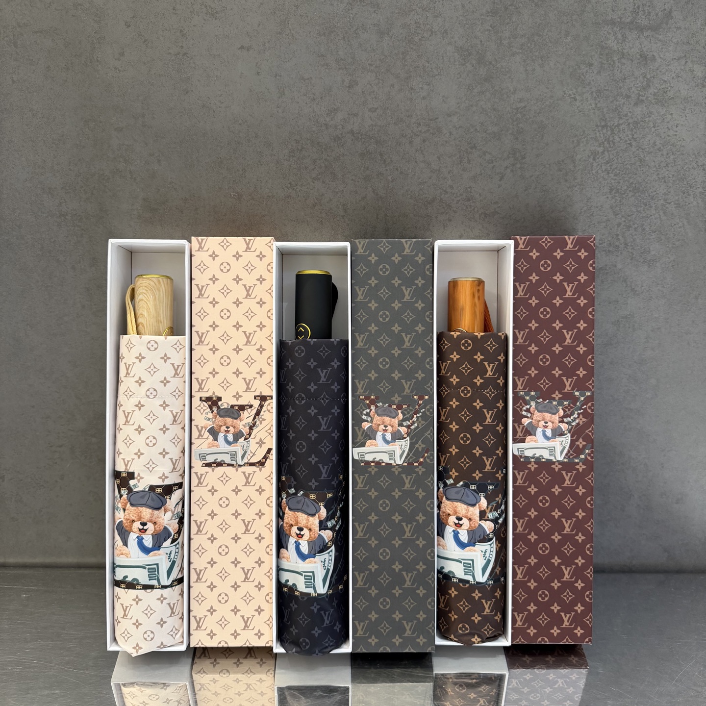 LV 路易威登三折防晒睛雨伞。。 夏季新款 全自动折叠晴雨伞 内里黑色涂层防晒有效阻隔紫外线99%，UP