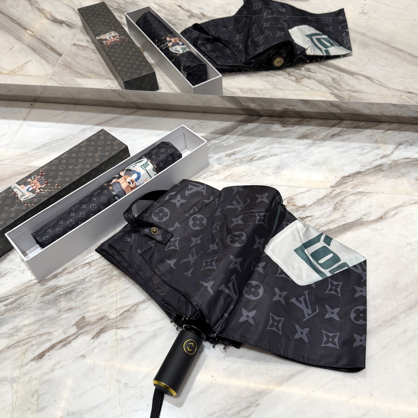 LV 路易威登三折防晒睛雨伞。。 夏季新款 全自动折叠晴雨伞 内里黑色涂层防晒有效阻隔紫外线99%，UP