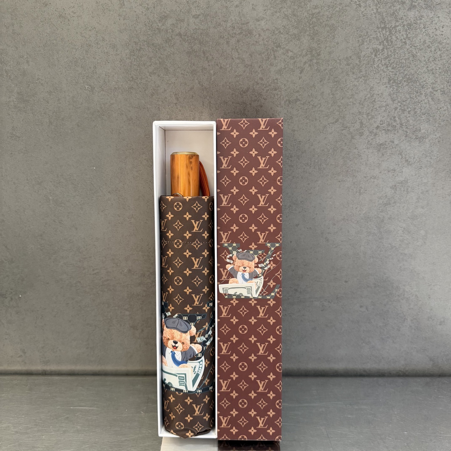 LV 路易威登三折防晒睛雨伞。。 夏季新款 全自动折叠晴雨伞 内里黑色涂层防晒有效阻隔紫外线99%，UP