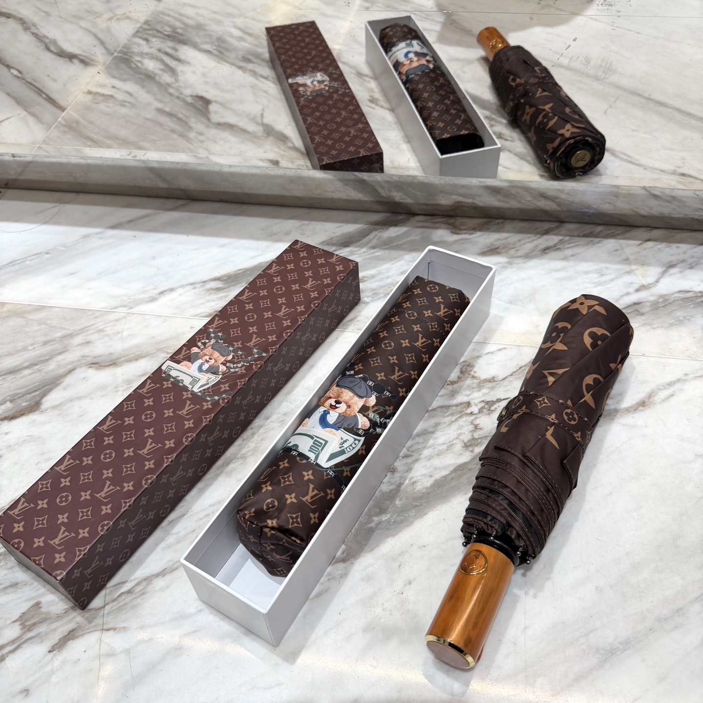 LV 路易威登三折防晒睛雨伞。。 夏季新款 全自动折叠晴雨伞 内里黑色涂层防晒有效阻隔紫外线99%，UP