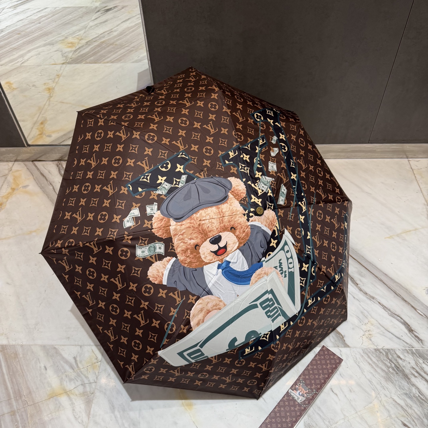 LV 路易威登三折防晒睛雨伞。。 夏季新款 全自动折叠晴雨伞 内里黑色涂层防晒有效阻隔紫外线99%，UP