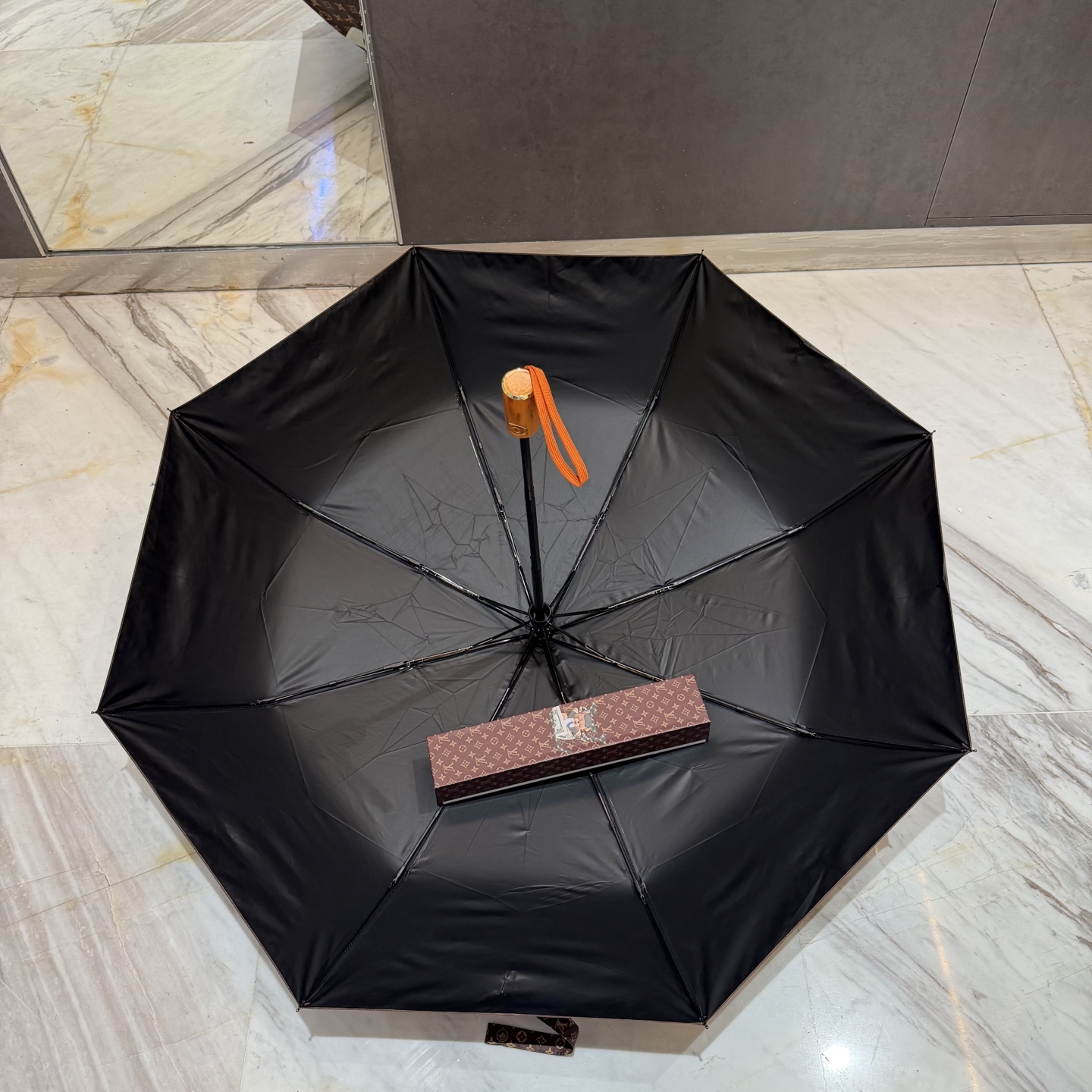 LV 路易威登三折防晒睛雨伞。。 夏季新款 全自动折叠晴雨伞 内里黑色涂层防晒有效阻隔紫外线99%，UP
