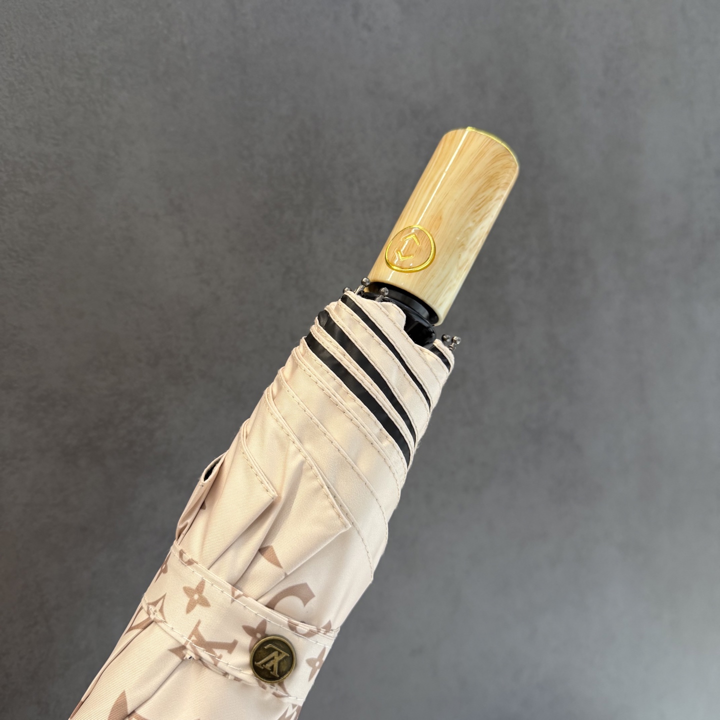 LV 路易威登三折防晒睛雨伞。。 夏季新款 全自动折叠晴雨伞 内里黑色涂层防晒有效阻隔紫外线99%，UP