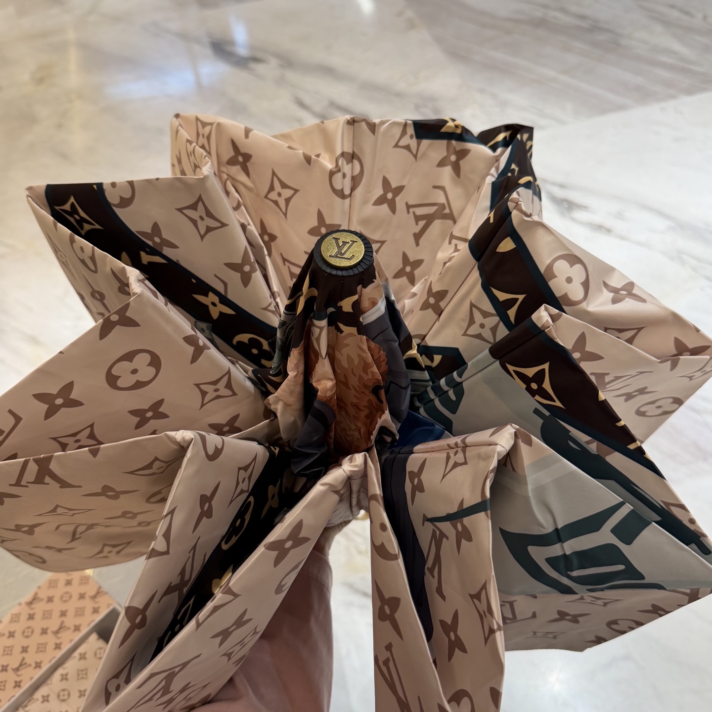 LV 路易威登三折防晒睛雨伞。。 夏季新款 全自动折叠晴雨伞 内里黑色涂层防晒有效阻隔紫外线99%，UP