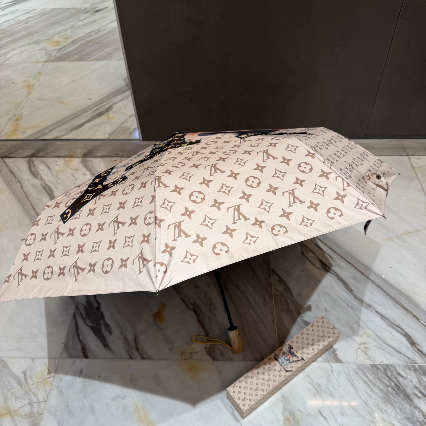 LV 路易威登三折防晒睛雨伞。。 夏季新款 全自动折叠晴雨伞 内里黑色涂层防晒有效阻隔紫外线99%，UP