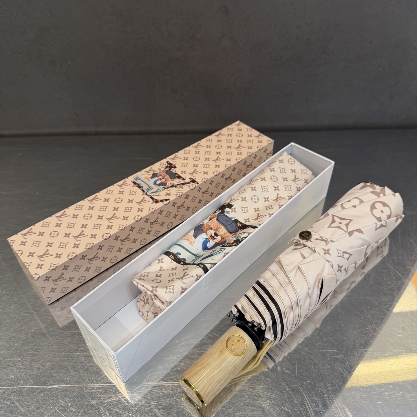 LV 路易威登三折防晒睛雨伞。。 夏季新款 全自动折叠晴雨伞 内里黑色涂层防晒有效阻隔紫外线99%，UP