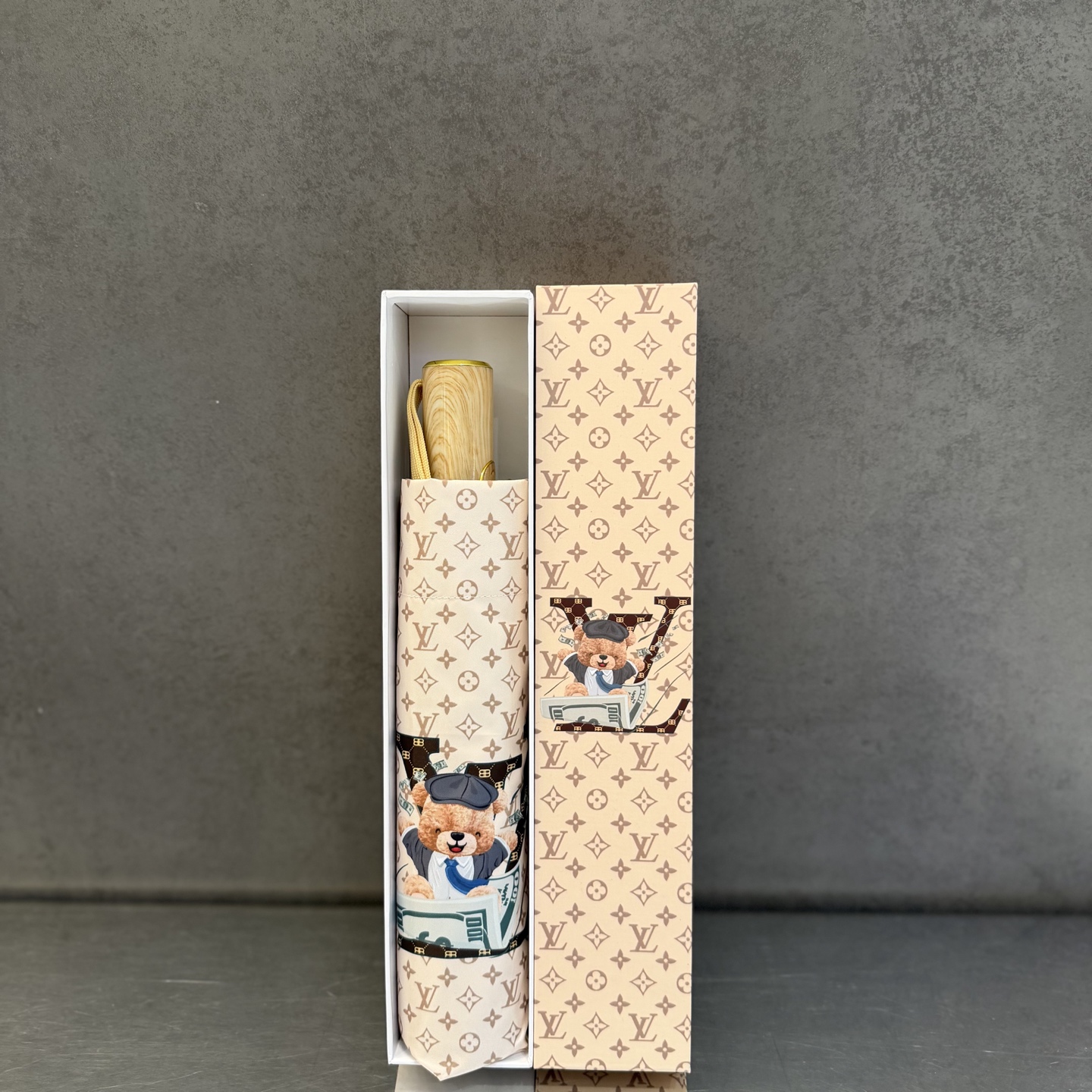 LV 路易威登三折防晒睛雨伞。。 夏季新款 全自动折叠晴雨伞 内里黑色涂层防晒有效阻隔紫外线99%，UP