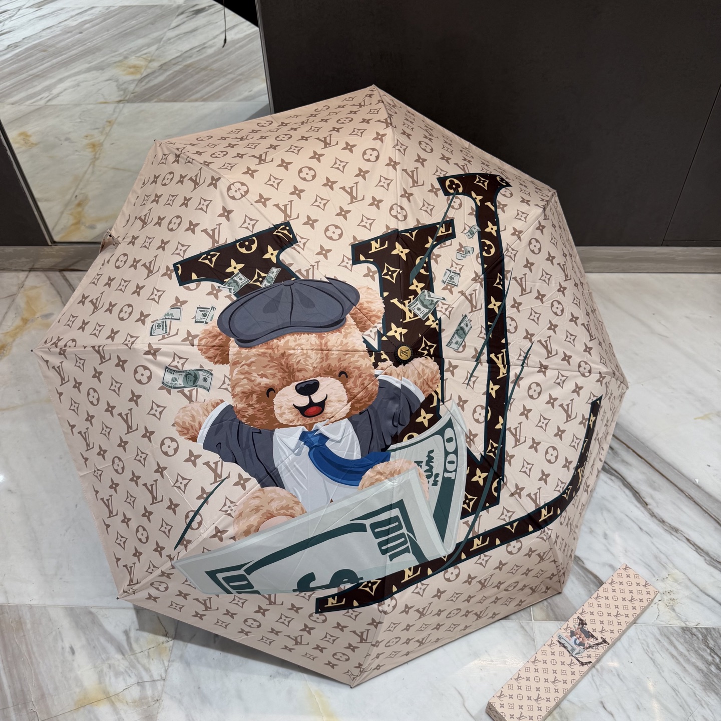 LV 路易威登三折防晒睛雨伞。。 夏季新款 全自动折叠晴雨伞 内里黑色涂层防晒有效阻隔紫外线99%，UP