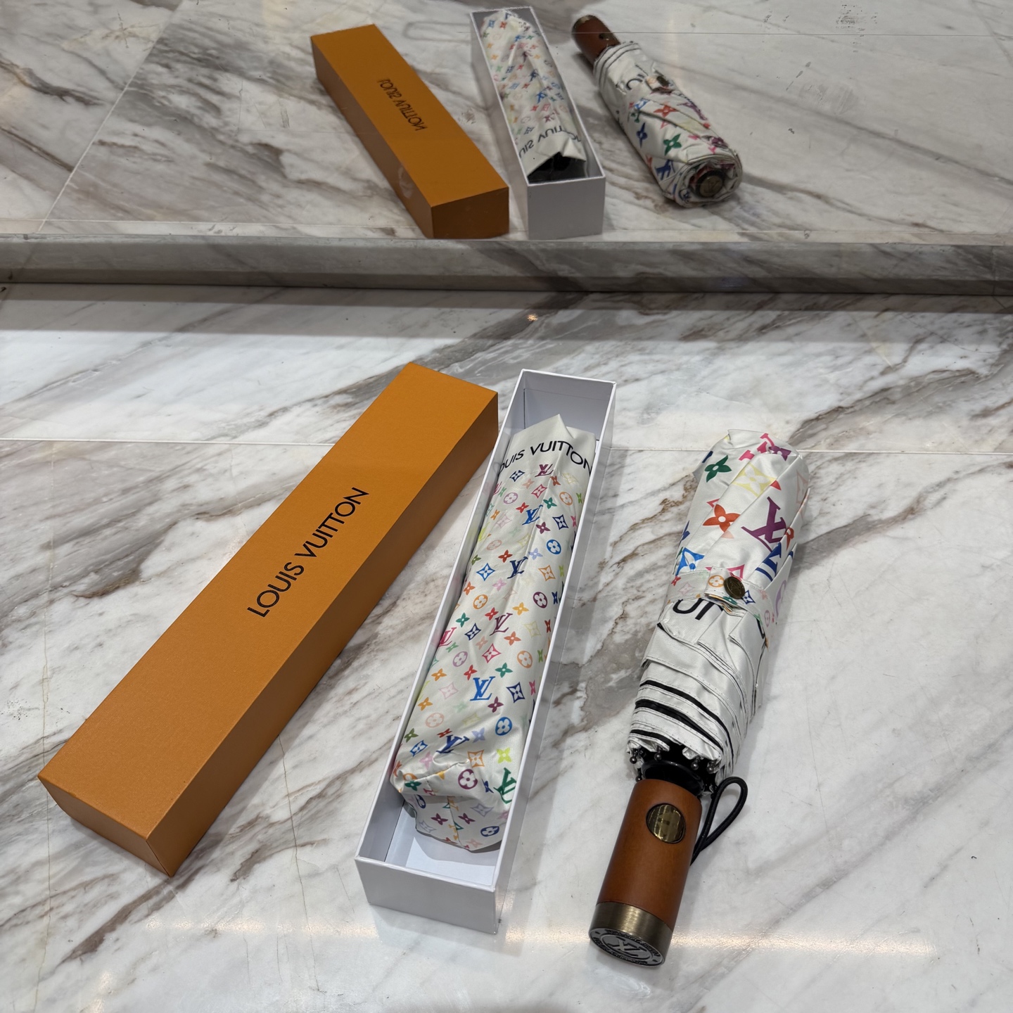 LV 路易威登三折防晒睛雨伞。。 夏季新款 全自动折叠晴雨伞 内里黑色涂层防晒有效阻隔紫外线99%，UP