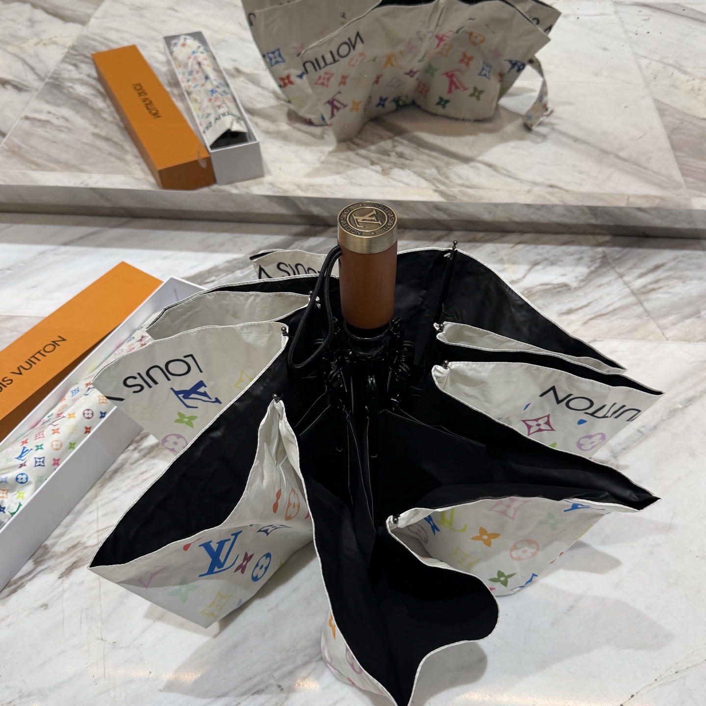 LV 路易威登三折防晒睛雨伞。。 夏季新款 全自动折叠晴雨伞 内里黑色涂层防晒有效阻隔紫外线99%，UP