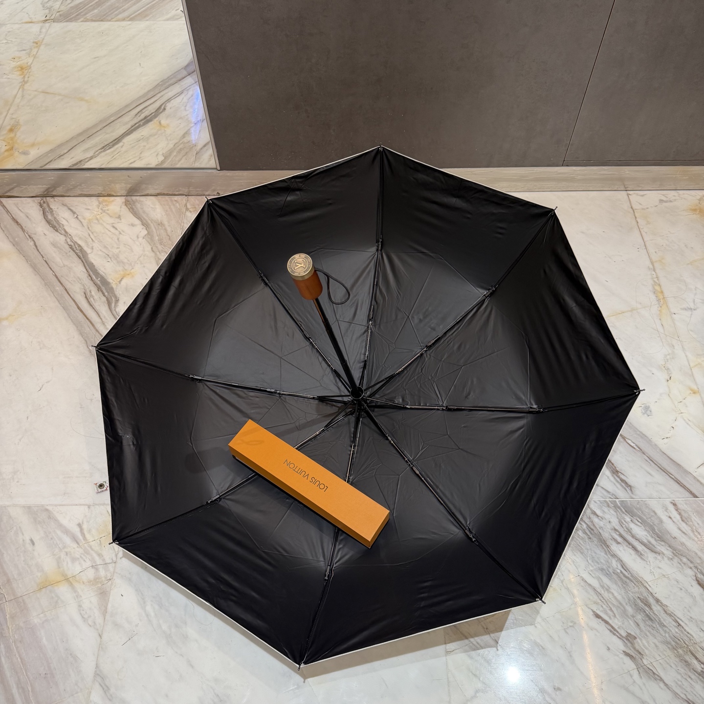 LV 路易威登三折防晒睛雨伞。。 夏季新款 全自动折叠晴雨伞 内里黑色涂层防晒有效阻隔紫外线99%，UP
