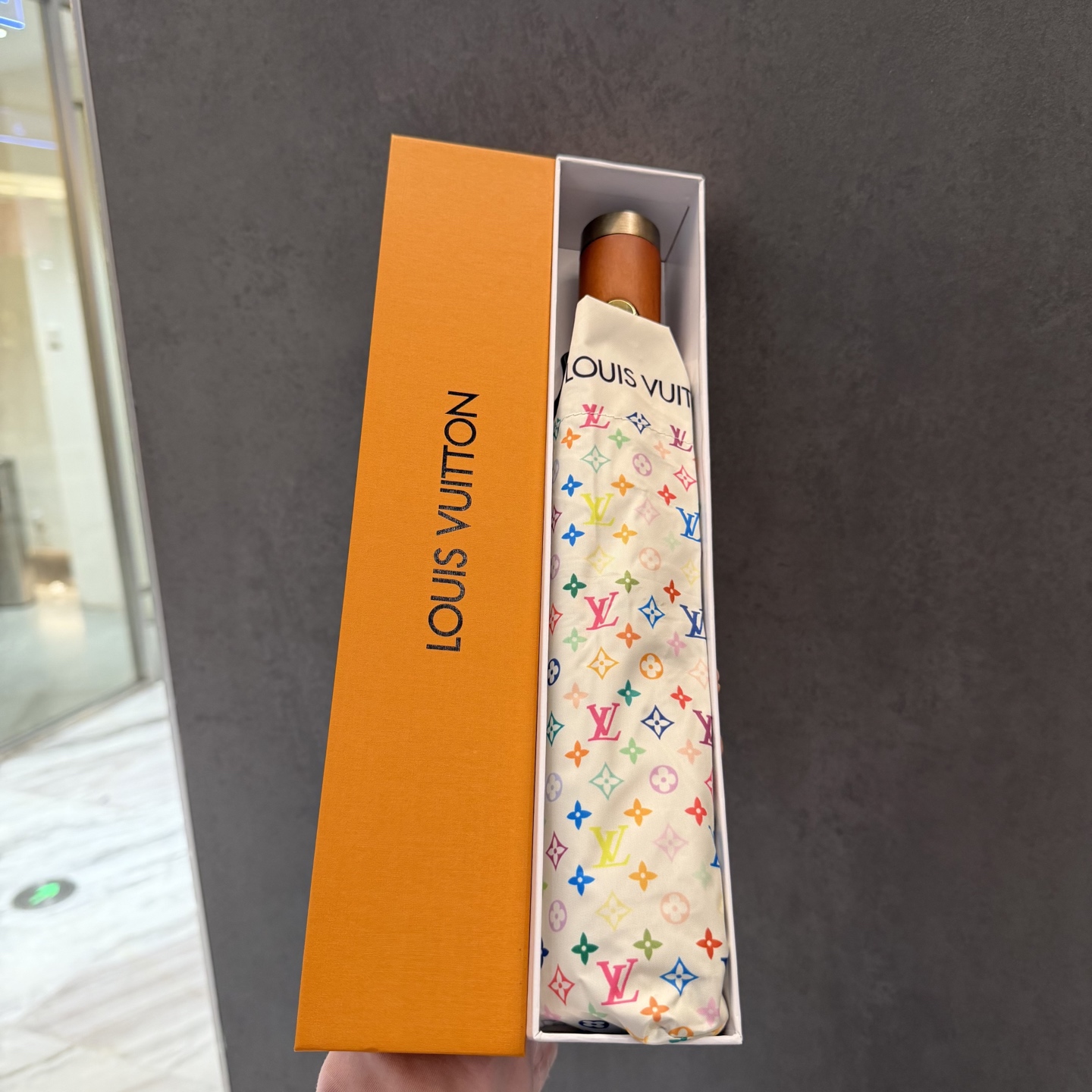 LV 路易威登三折防晒睛雨伞。。 夏季新款 全自动折叠晴雨伞 内里黑色涂层防晒有效阻隔紫外线99%，UP