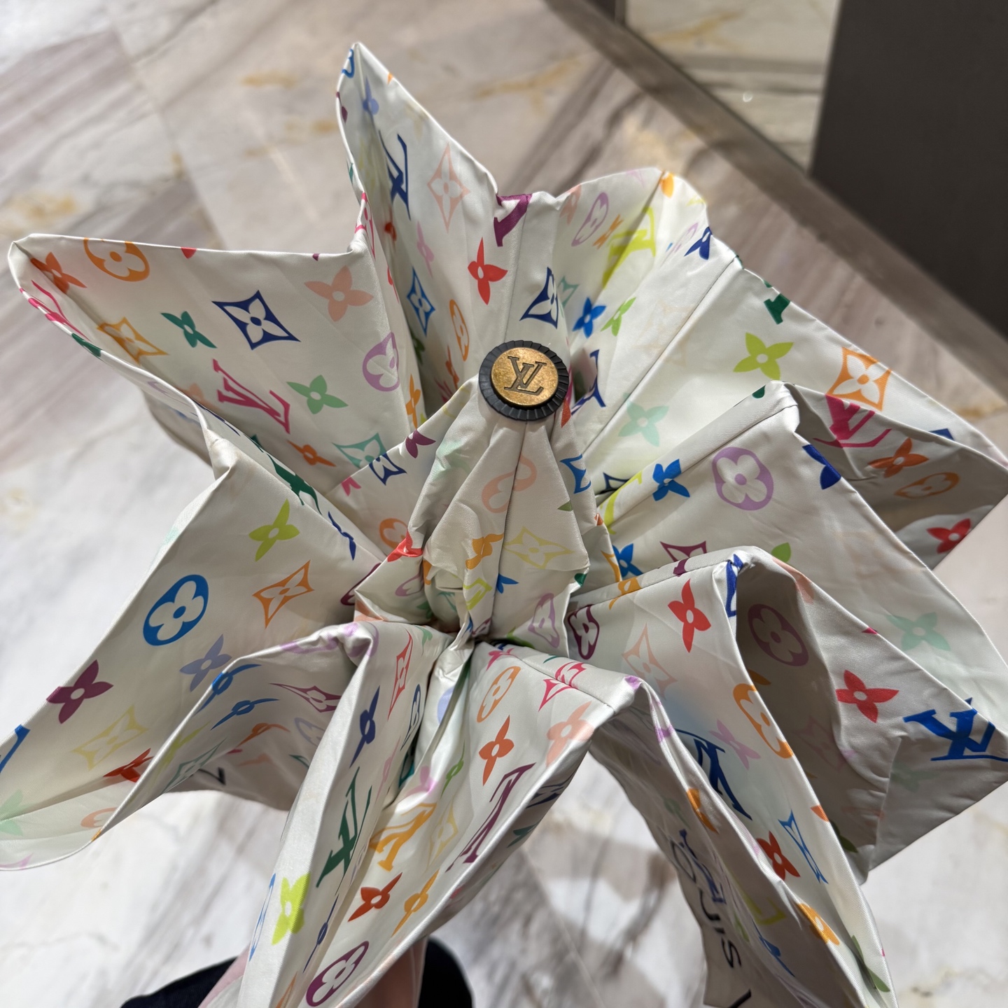 LV 路易威登三折防晒睛雨伞。。 夏季新款 全自动折叠晴雨伞 内里黑色涂层防晒有效阻隔紫外线99%，UP