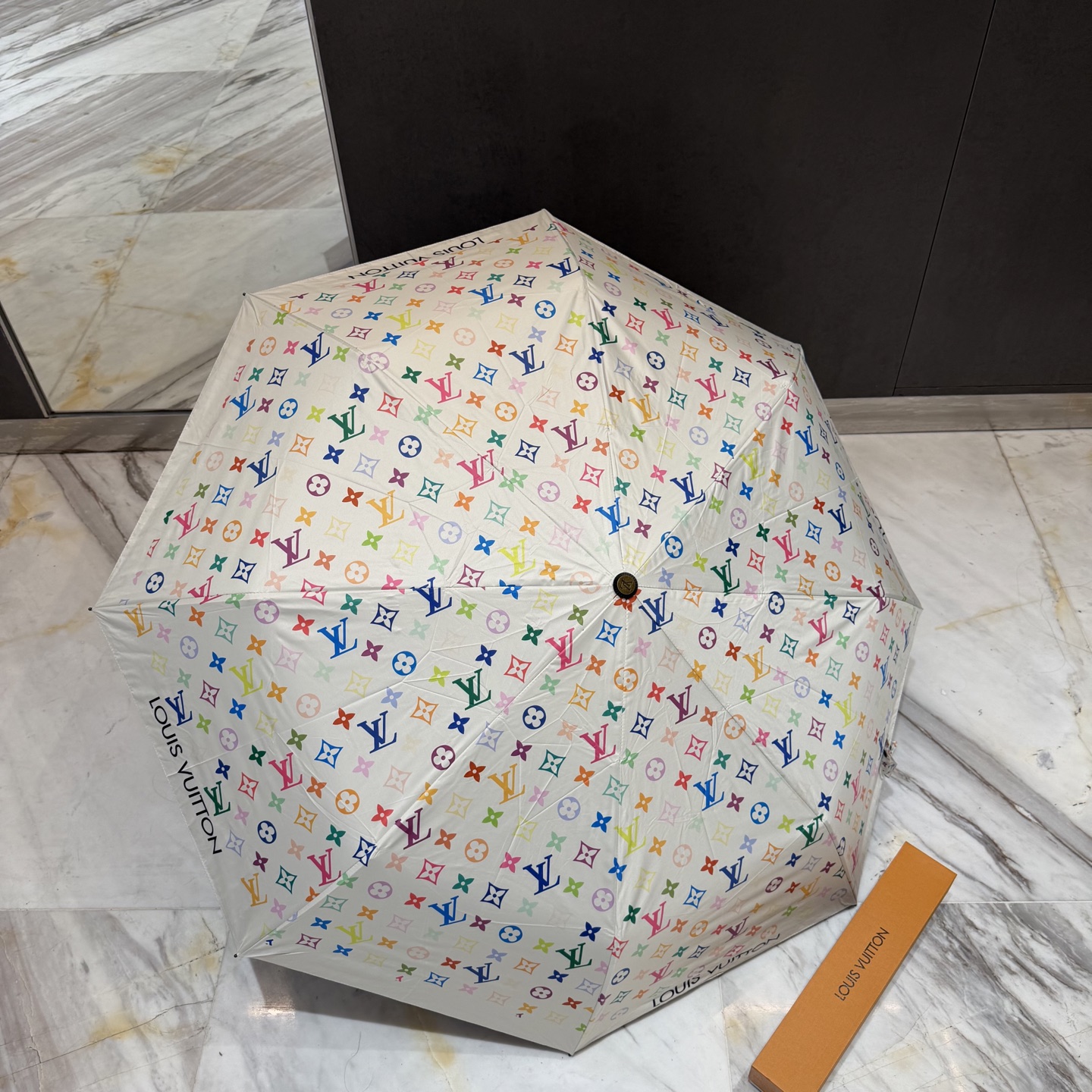 LV 路易威登三折防晒睛雨伞。。 夏季新款 全自动折叠晴雨伞 内里黑色涂层防晒有效阻隔紫外线99%，UP