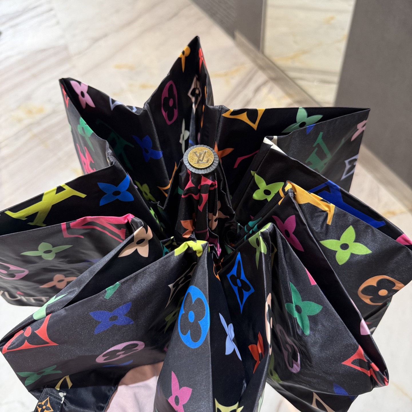 LV 路易威登三折防晒睛雨伞。。 夏季新款 全自动折叠晴雨伞 内里黑色涂层防晒有效阻隔紫外线99%，UP