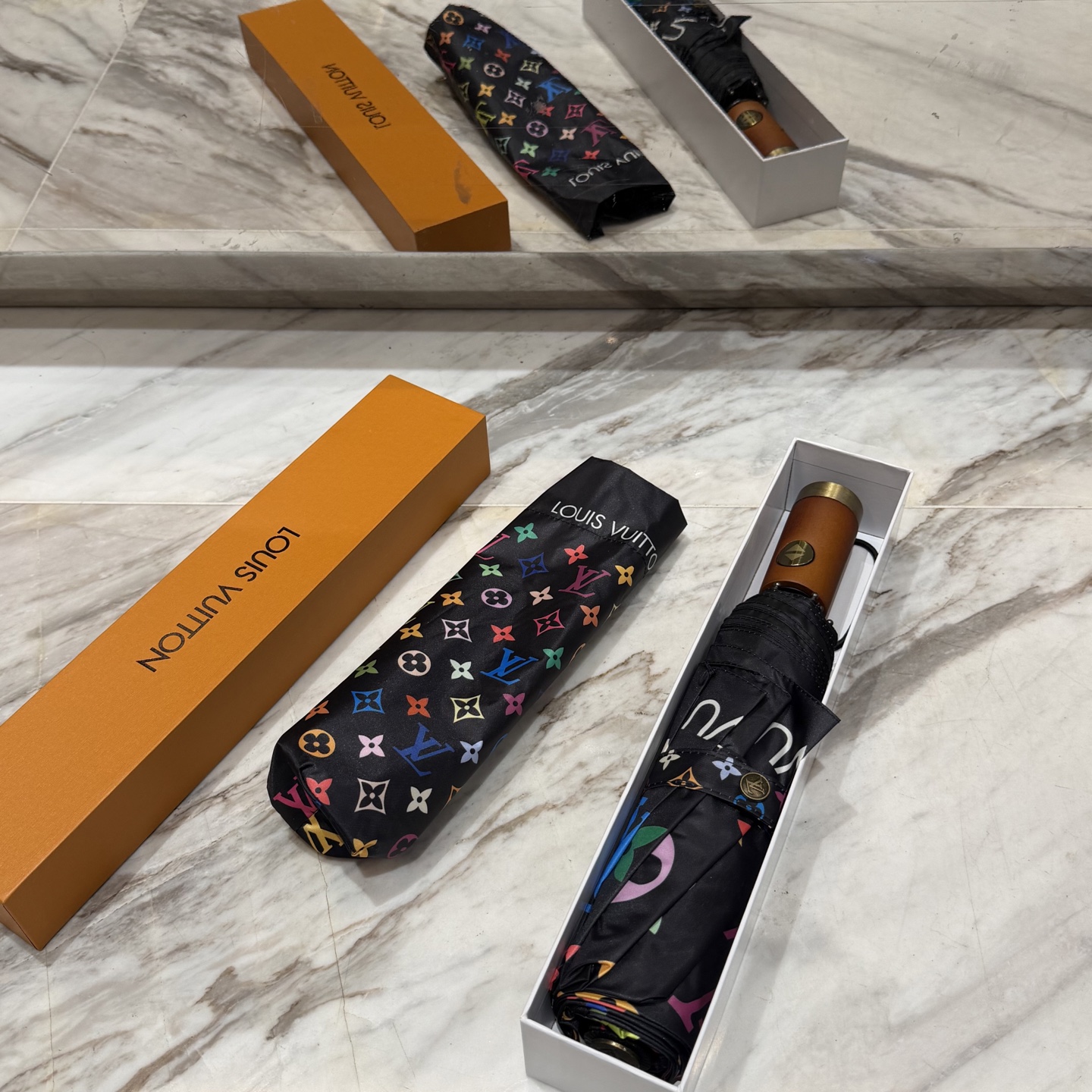 LV 路易威登三折防晒睛雨伞。。 夏季新款 全自动折叠晴雨伞 内里黑色涂层防晒有效阻隔紫外线99%，UP