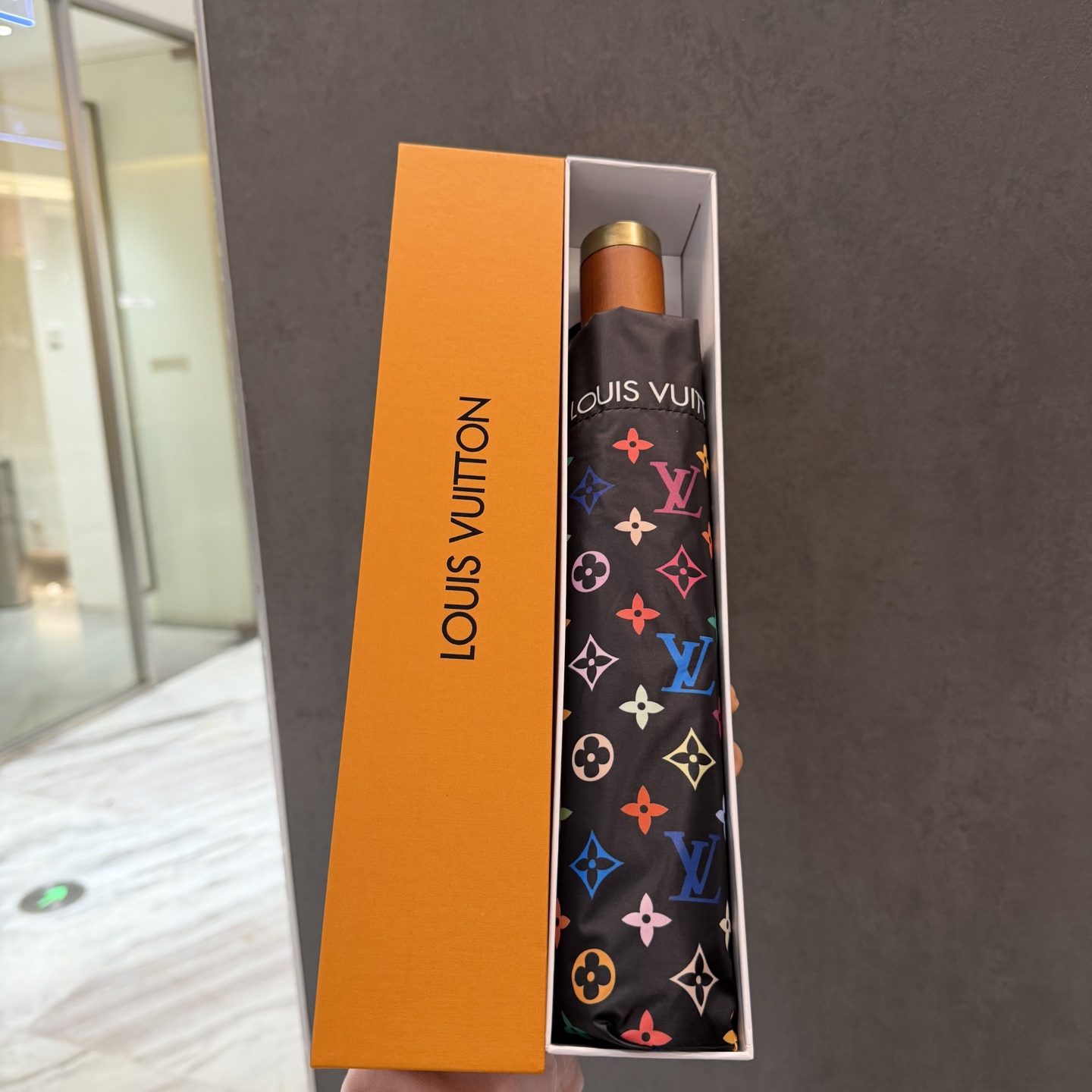 LV 路易威登三折防晒睛雨伞。。 夏季新款 全自动折叠晴雨伞 内里黑色涂层防晒有效阻隔紫外线99%，UP