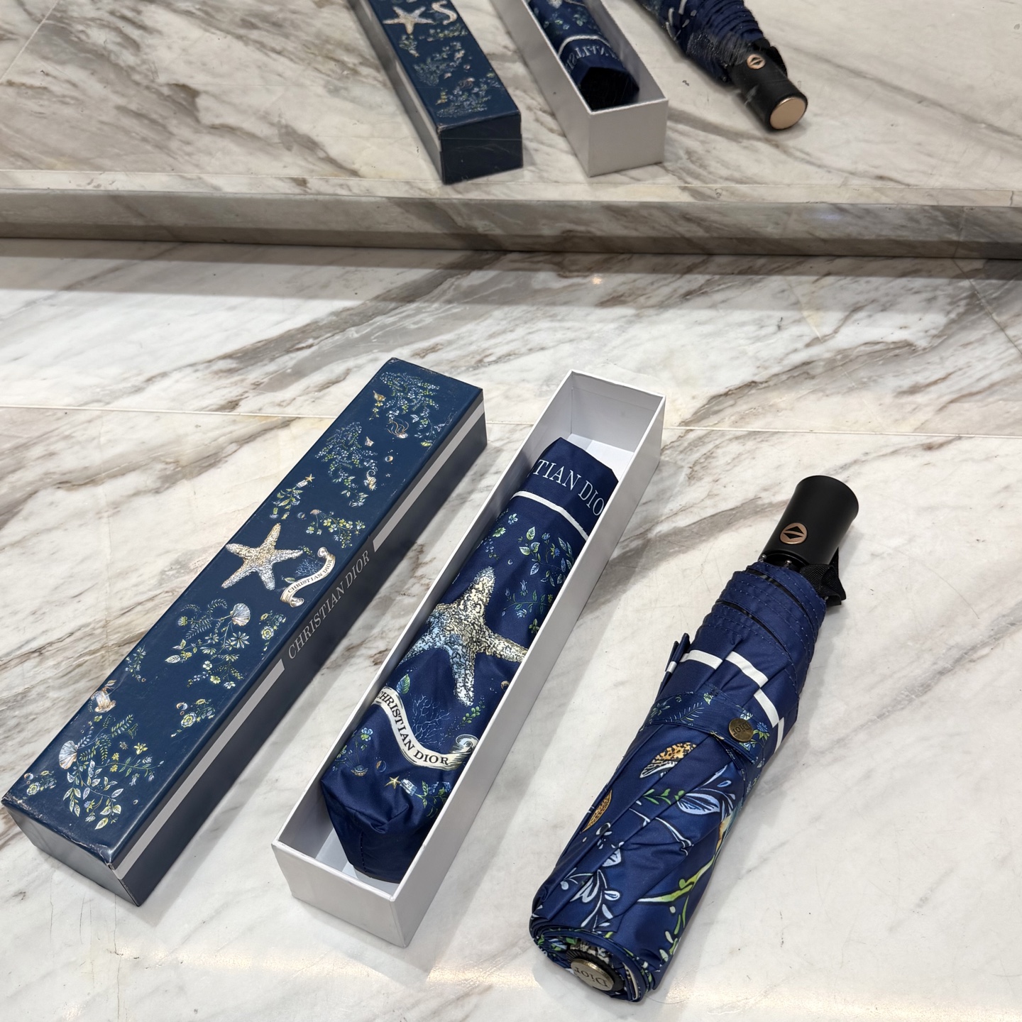 迪奥Dior 三折防晒睛雨伞。。夏季新款 全自动折叠晴雨伞 内里黑色涂层防晒有效阻隔紫外线99%，UPF