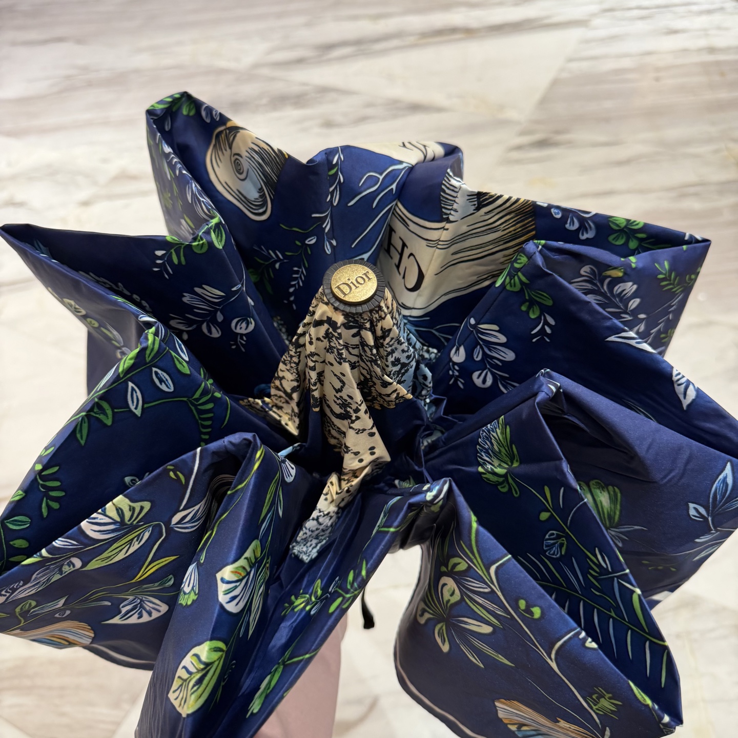 迪奥Dior 三折防晒睛雨伞。。夏季新款 全自动折叠晴雨伞 内里黑色涂层防晒有效阻隔紫外线99%，UPF