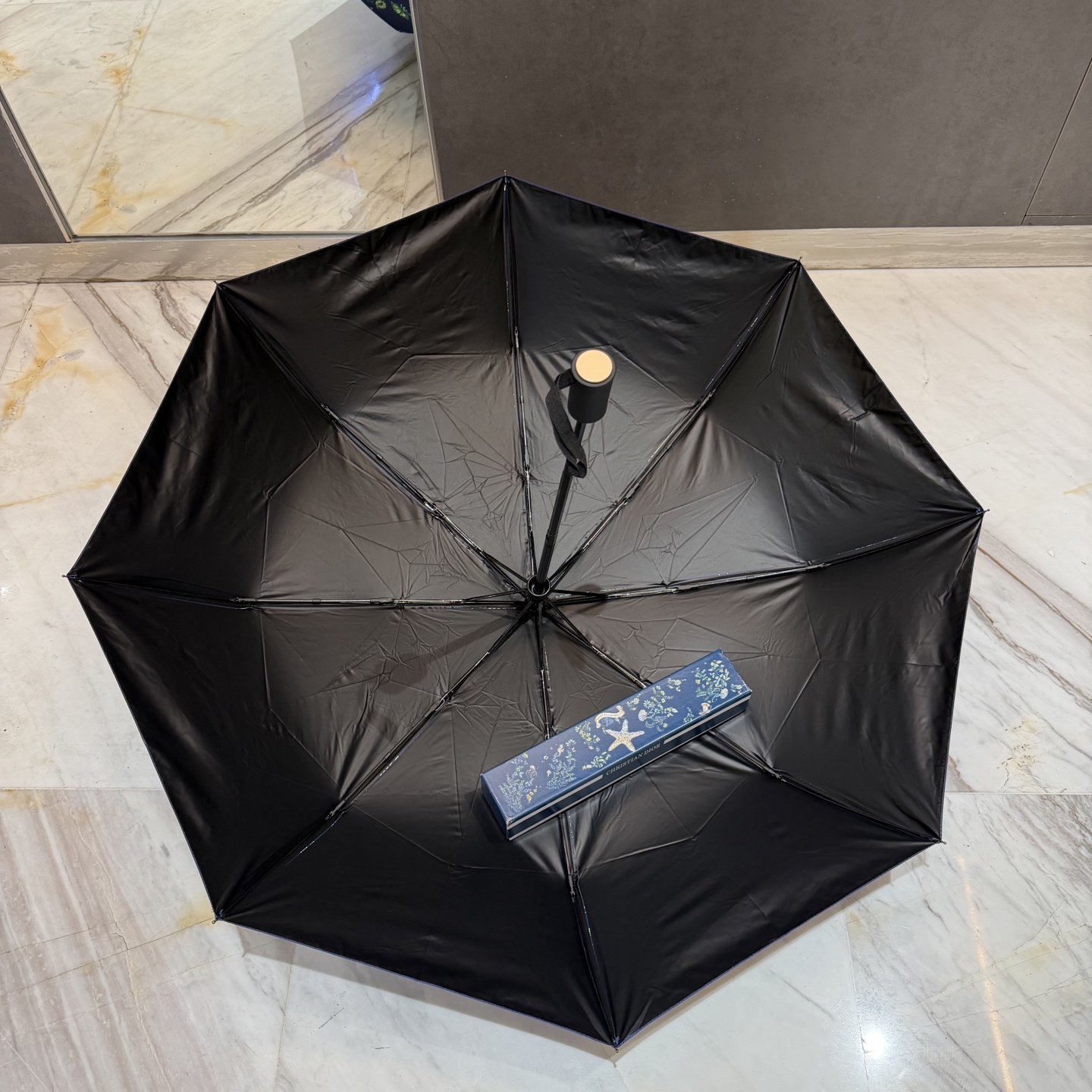 迪奥Dior 三折防晒睛雨伞。。夏季新款 全自动折叠晴雨伞 内里黑色涂层防晒有效阻隔紫外线99%，UPF