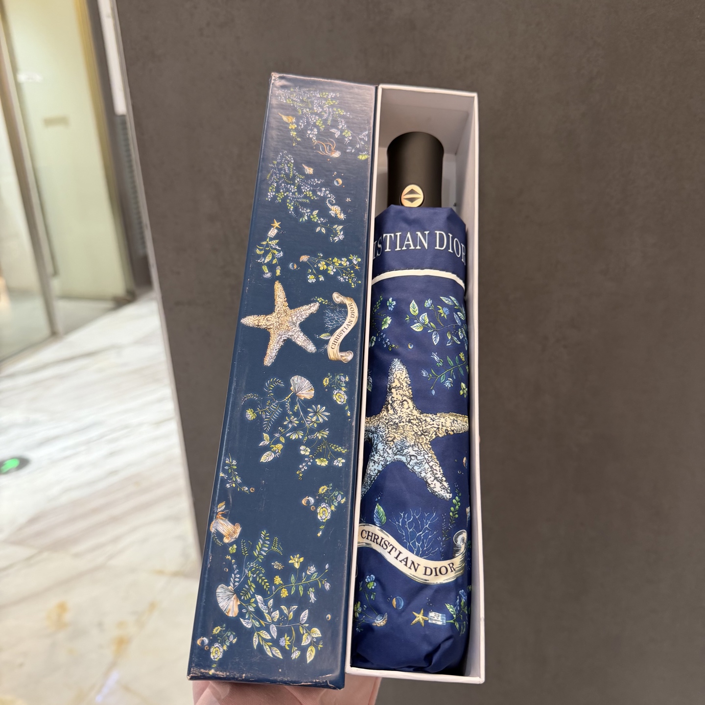 迪奥Dior 三折防晒睛雨伞。。夏季新款 全自动折叠晴雨伞 内里黑色涂层防晒有效阻隔紫外线99%，UPF