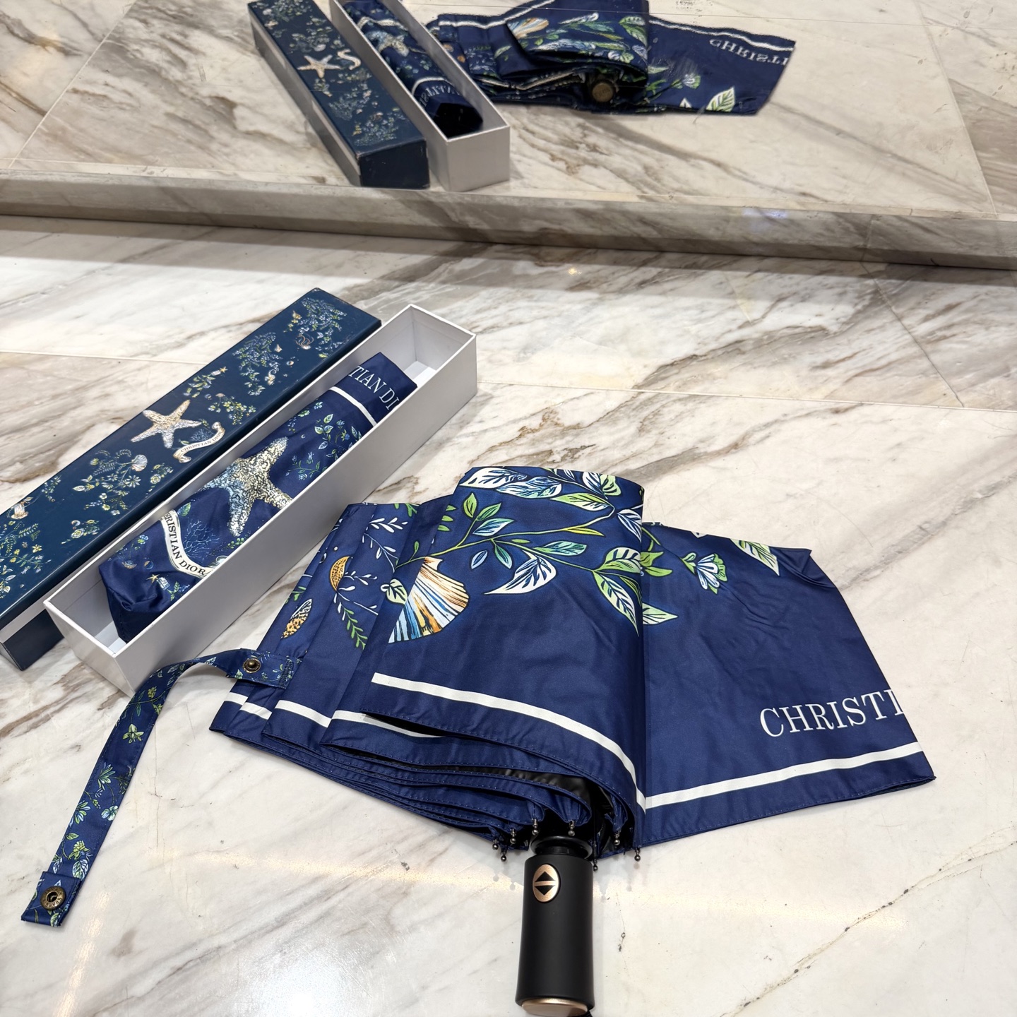 迪奥Dior 三折防晒睛雨伞。。夏季新款 全自动折叠晴雨伞 内里黑色涂层防晒有效阻隔紫外线99%，UPF