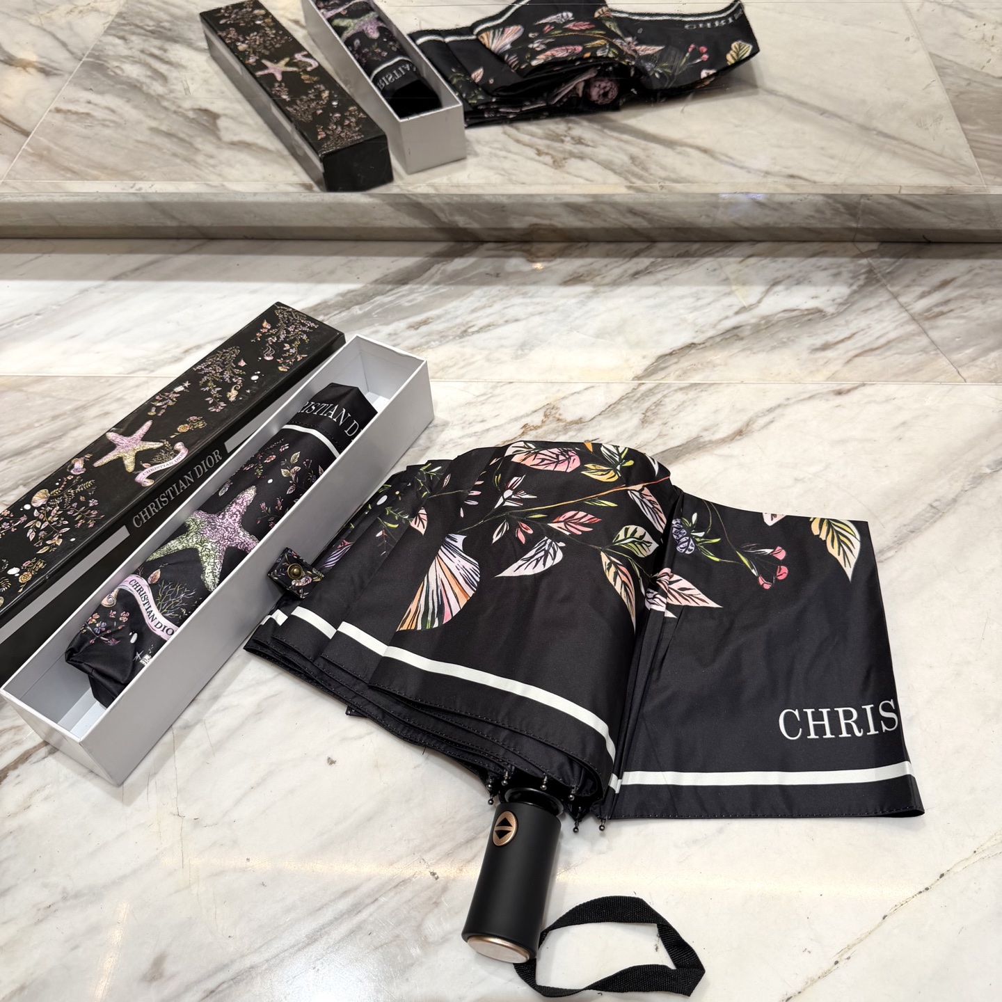 迪奥Dior 三折防晒睛雨伞。。夏季新款 全自动折叠晴雨伞 内里黑色涂层防晒有效阻隔紫外线99%，UPF