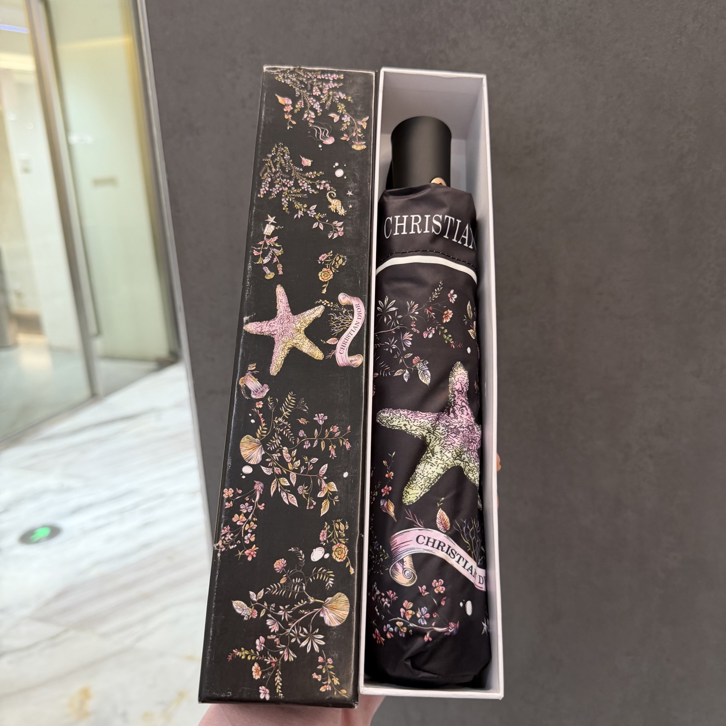 迪奥Dior 三折防晒睛雨伞。。夏季新款 全自动折叠晴雨伞 内里黑色涂层防晒有效阻隔紫外线99%，UPF