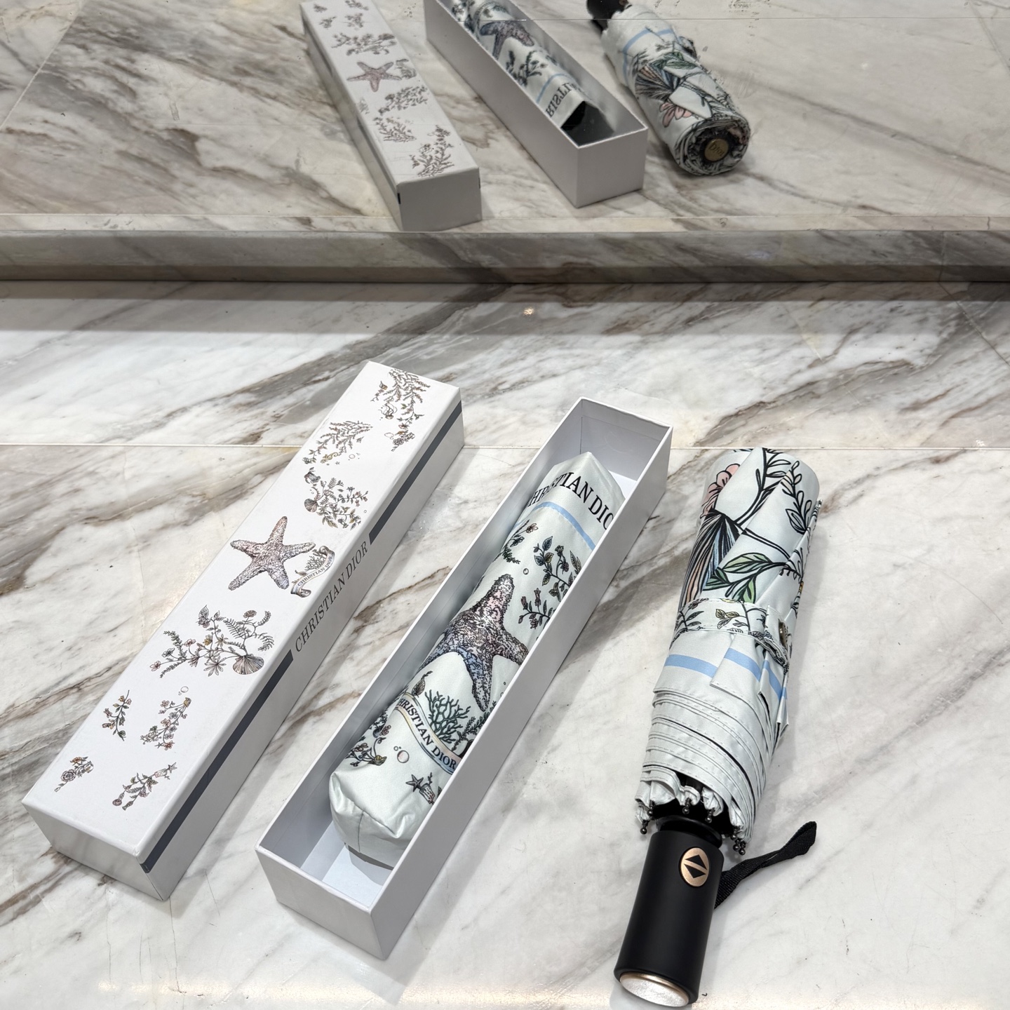 迪奥Dior 三折防晒睛雨伞。。夏季新款 全自动折叠晴雨伞 内里黑色涂层防晒有效阻隔紫外线99%，UPF