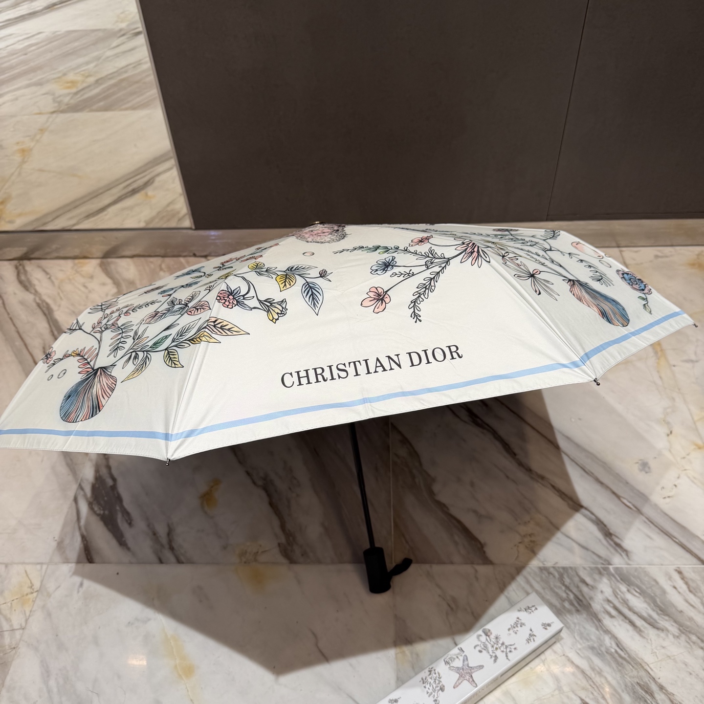 迪奥Dior 三折防晒睛雨伞。。夏季新款 全自动折叠晴雨伞 内里黑色涂层防晒有效阻隔紫外线99%，UPF