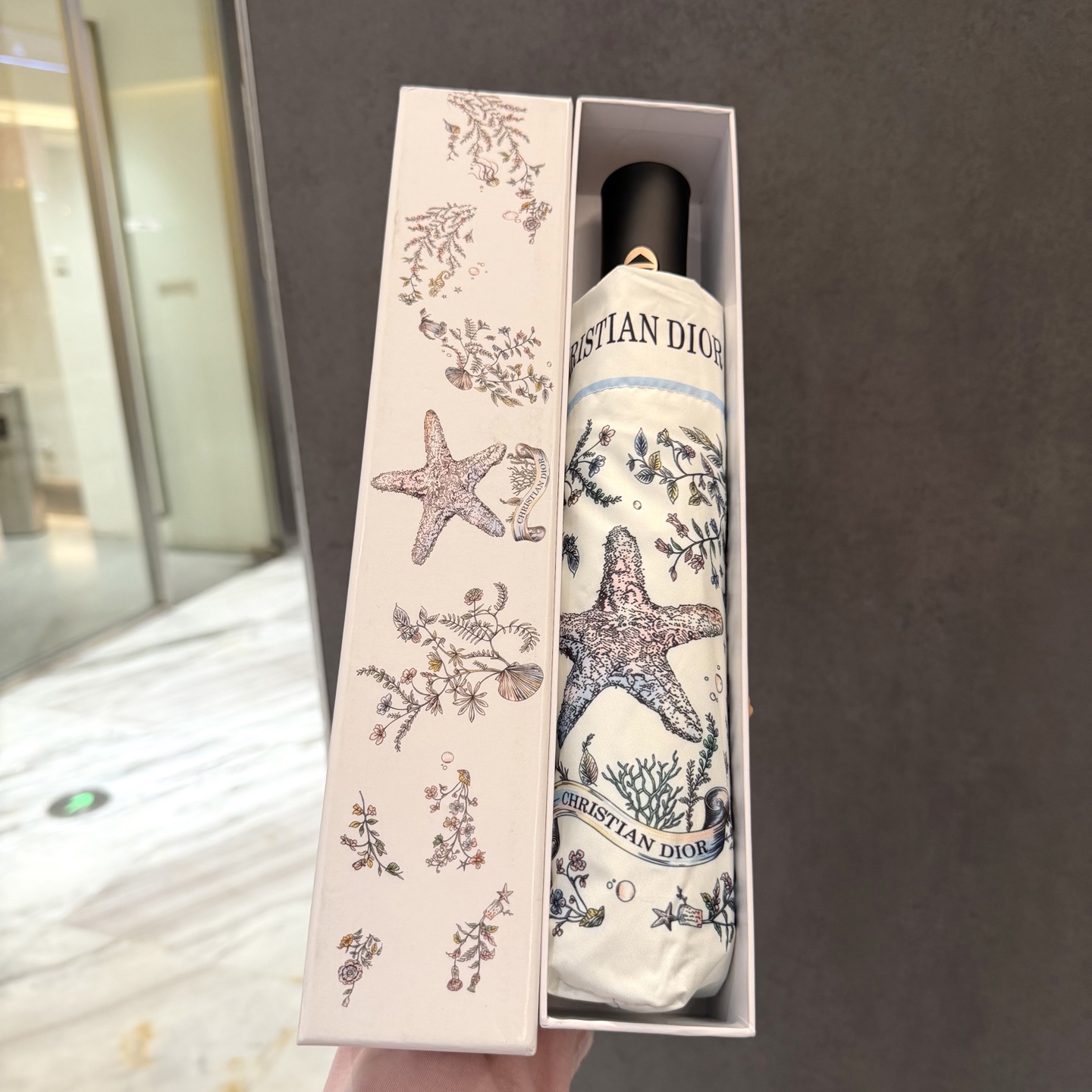 迪奥Dior 三折防晒睛雨伞。。夏季新款 全自动折叠晴雨伞 内里黑色涂层防晒有效阻隔紫外线99%，UPF