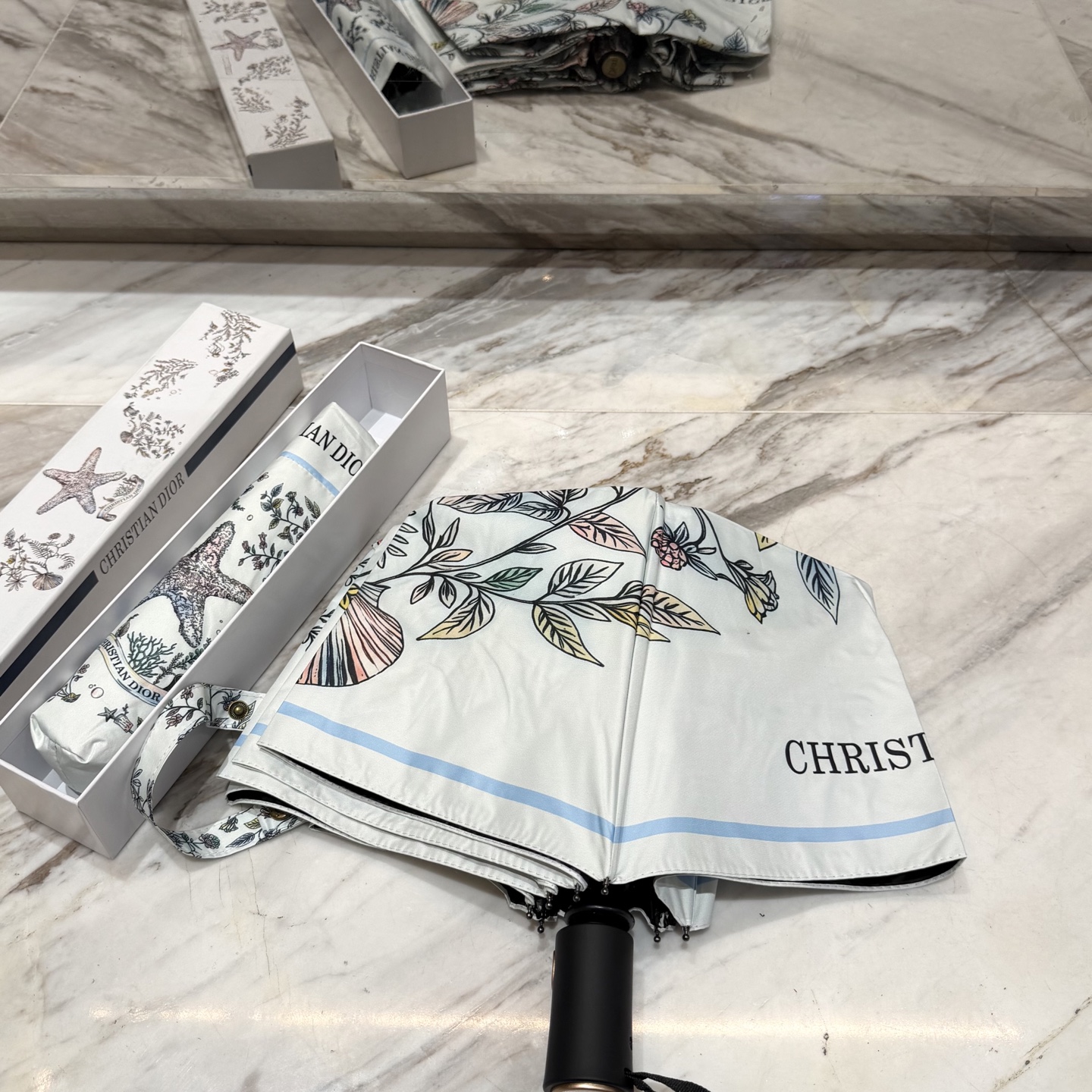 迪奥Dior 三折防晒睛雨伞。。夏季新款 全自动折叠晴雨伞 内里黑色涂层防晒有效阻隔紫外线99%，UPF