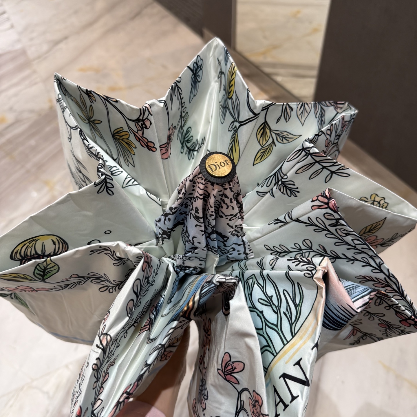 迪奥Dior 三折防晒睛雨伞。。夏季新款 全自动折叠晴雨伞 内里黑色涂层防晒有效阻隔紫外线99%，UPF