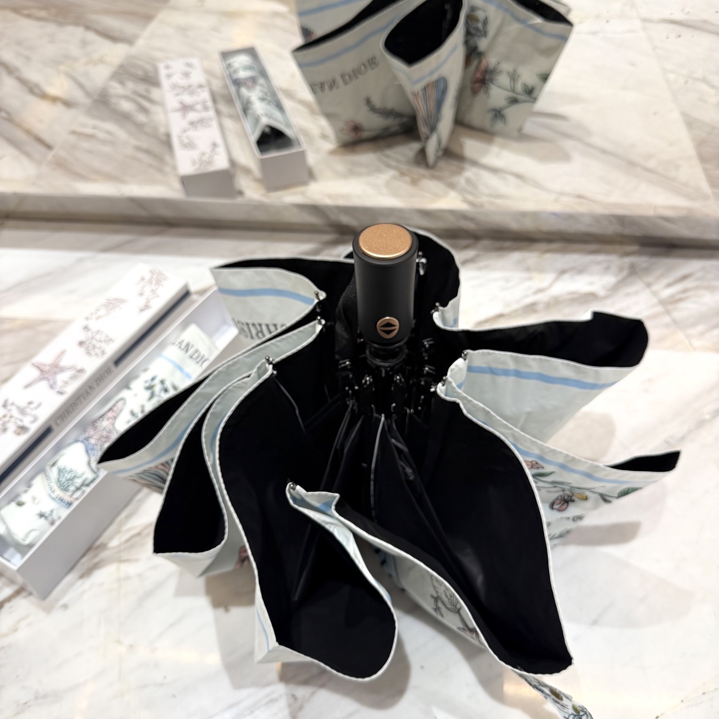 迪奥Dior 三折防晒睛雨伞。。夏季新款 全自动折叠晴雨伞 内里黑色涂层防晒有效阻隔紫外线99%，UPF