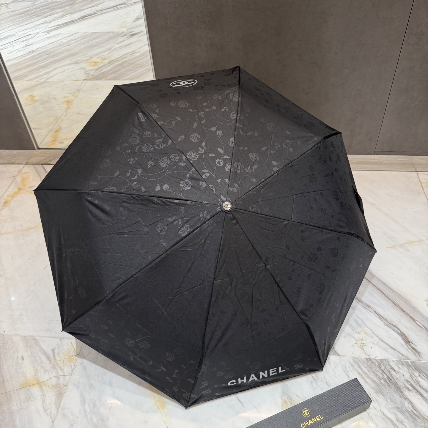 CHANEL（香奈儿）夏季新款 全自动折叠晴雨伞 黑色涂层防晒有效阻隔紫外线99%，UPF>50 所以能