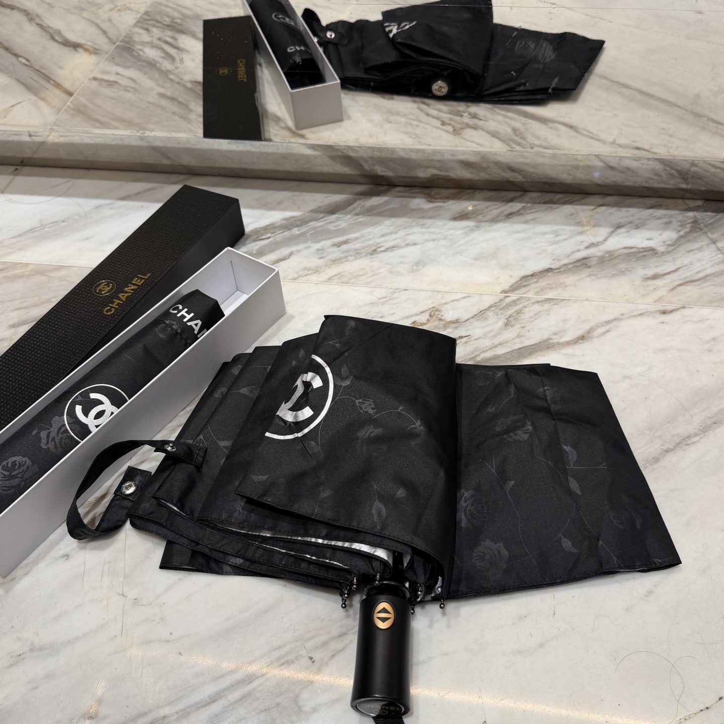 CHANEL（香奈儿）夏季新款 全自动折叠晴雨伞 黑色涂层防晒有效阻隔紫外线99%，UPF>50 所以能